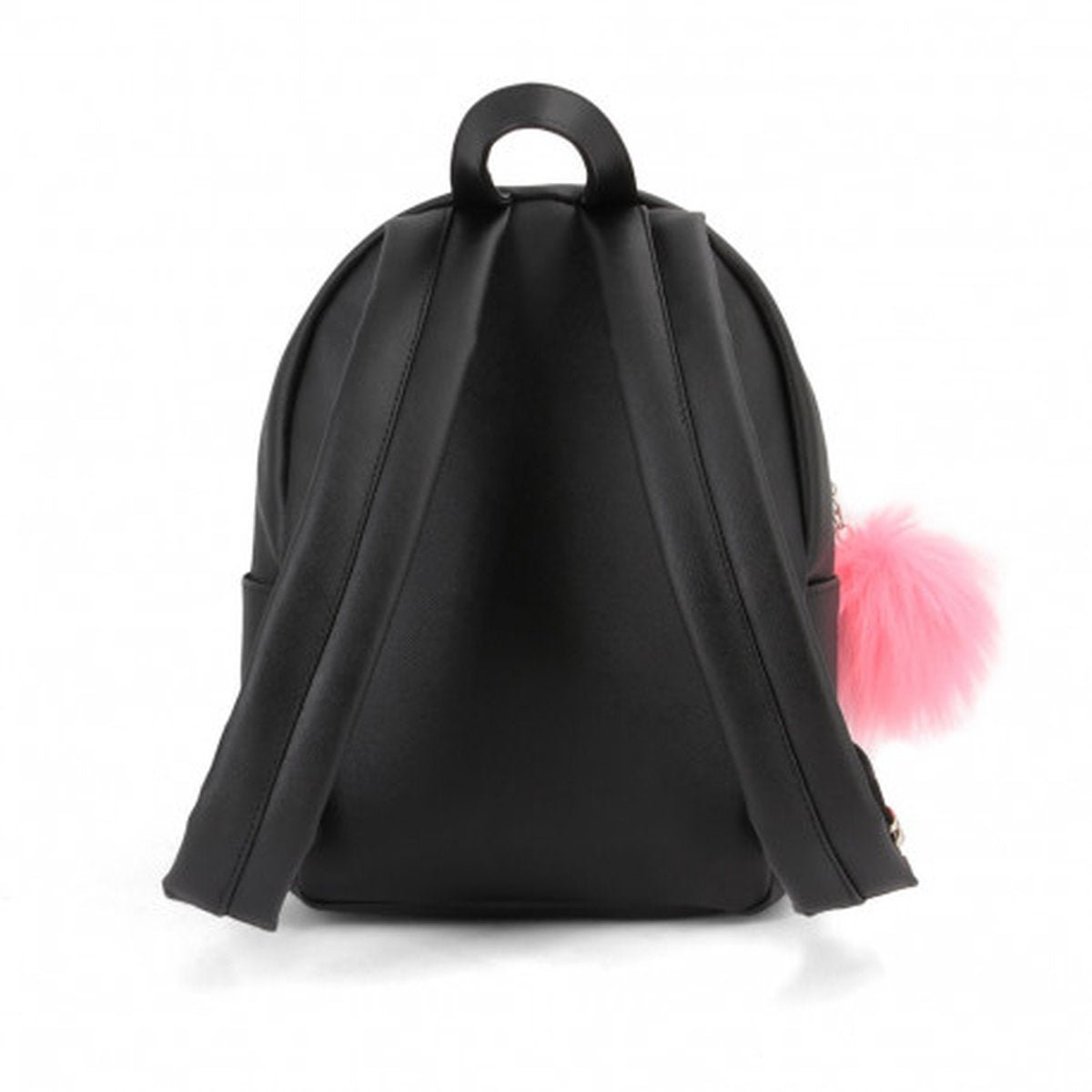 Mochila negra con bola rosa y esponjosa. La mochila tiene dos correas y un asa. Está sobre un fondo blanco.