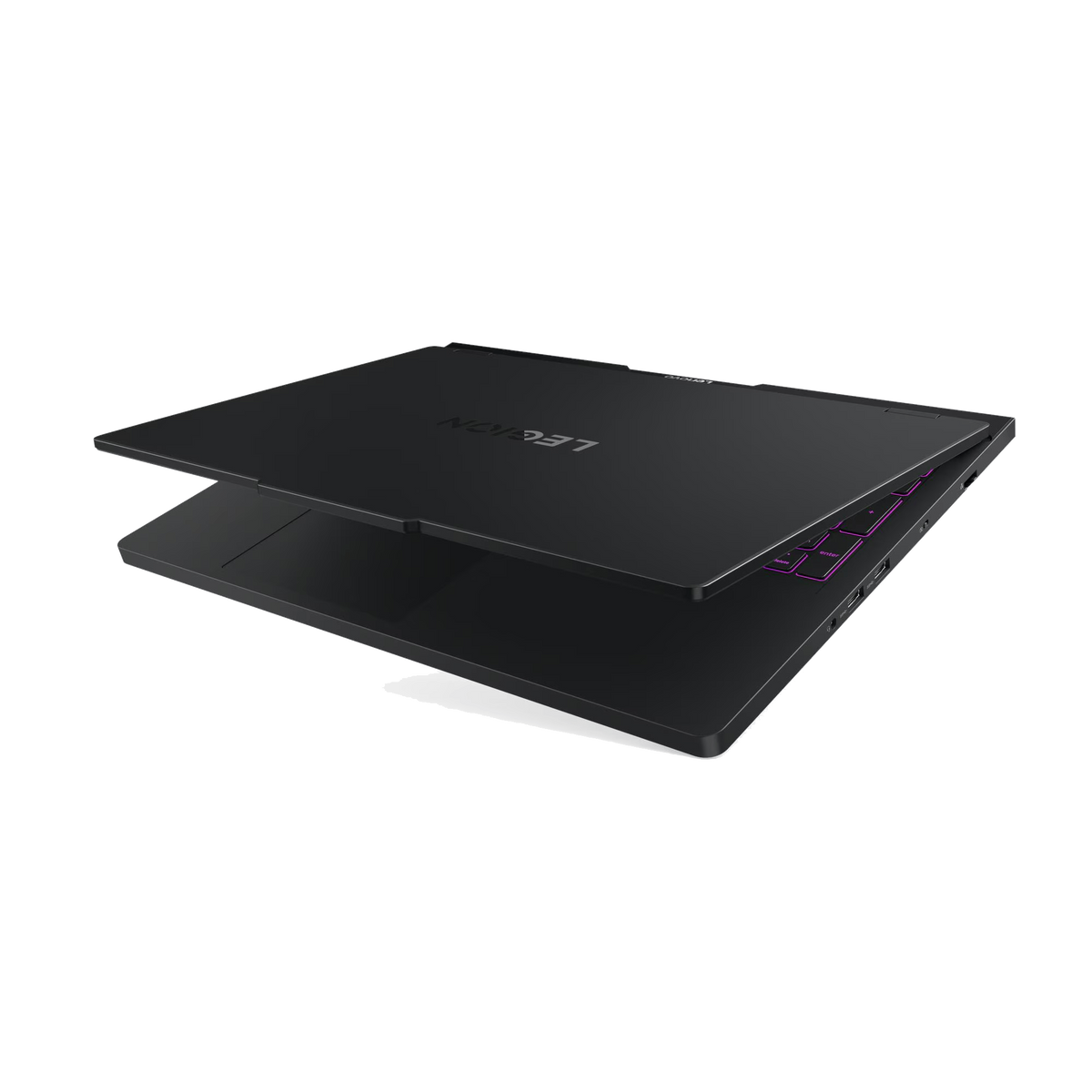 Un portátil Legion negro está ligeramente abierto. El teclado tiene algunas teclas iluminadas en morado. El logotipo de Legion es visible en la parte superior.