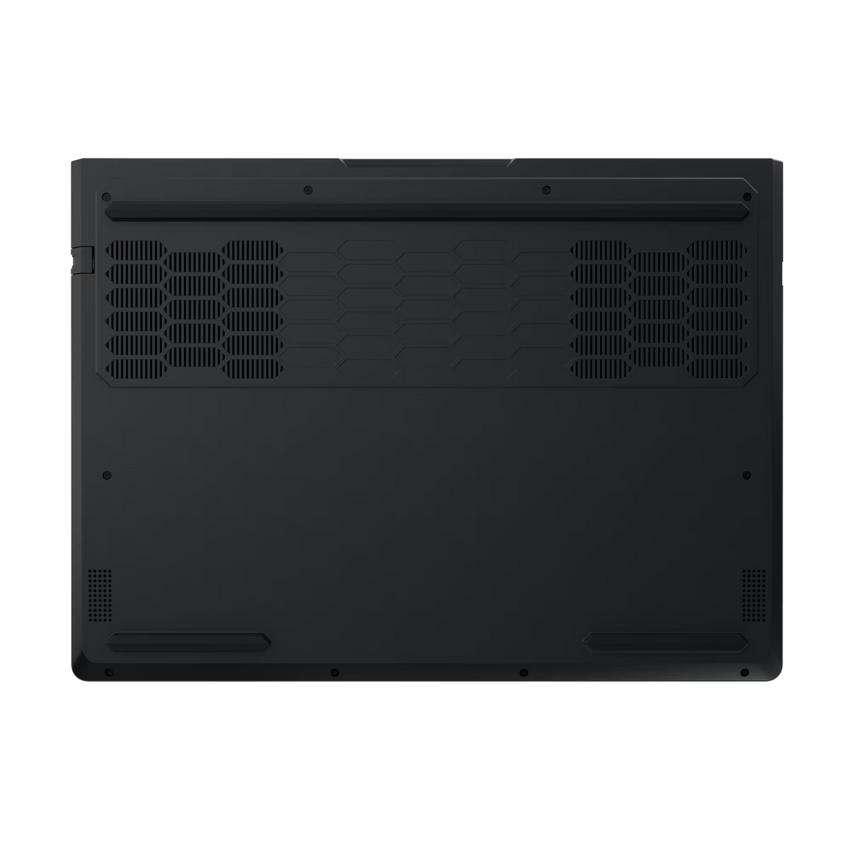 Se muestra la parte inferior de una laptop negra. Tiene ventilaciones y una superficie lisa, con un fondo negro.