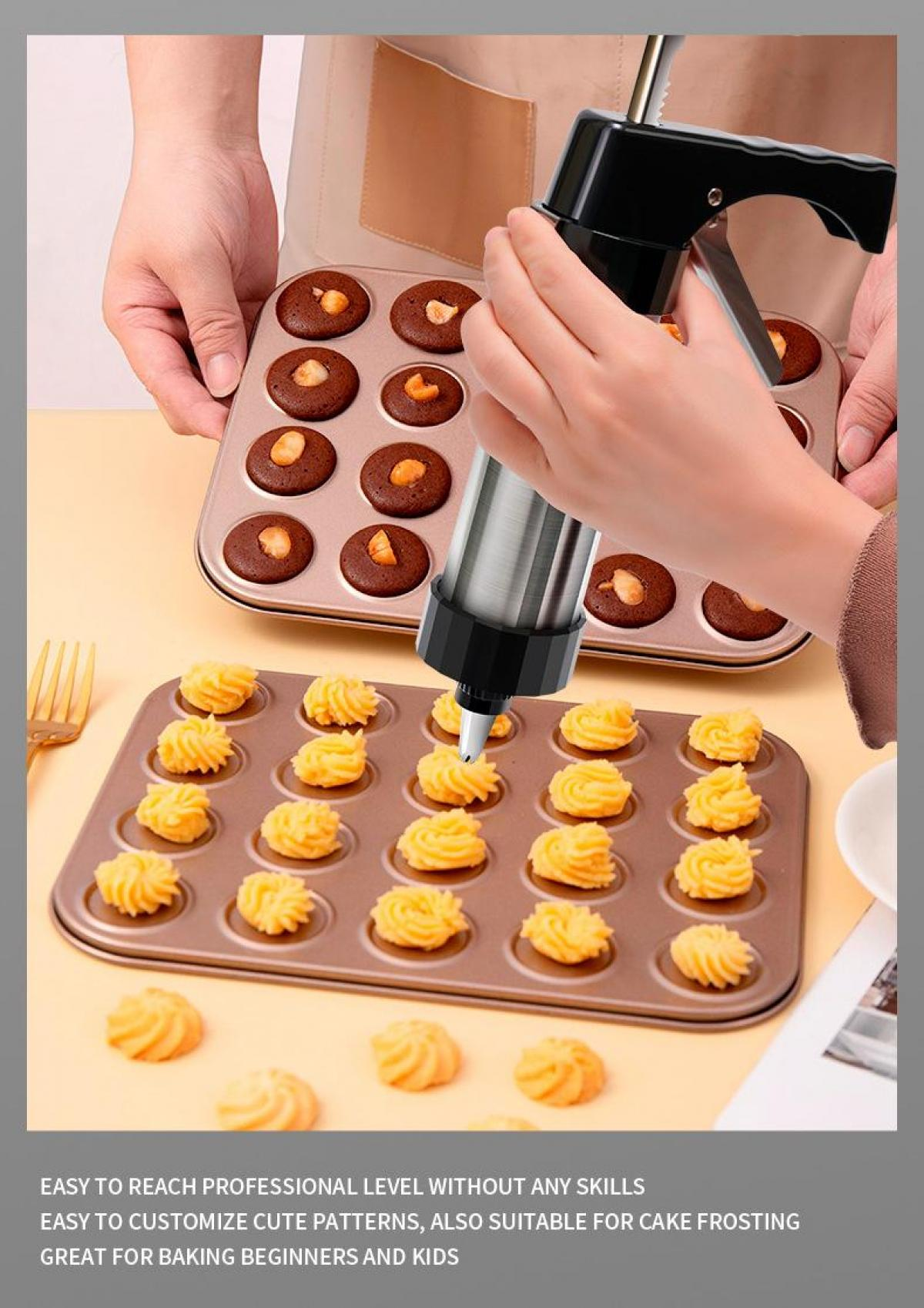 Eine Person verwendet ein Backwerkzeug, um Kekse zu dekorieren. Zwei Backformen sind mit Leckereien gefüllt. Die Szene ist für einfaches Backen eingerichtet.