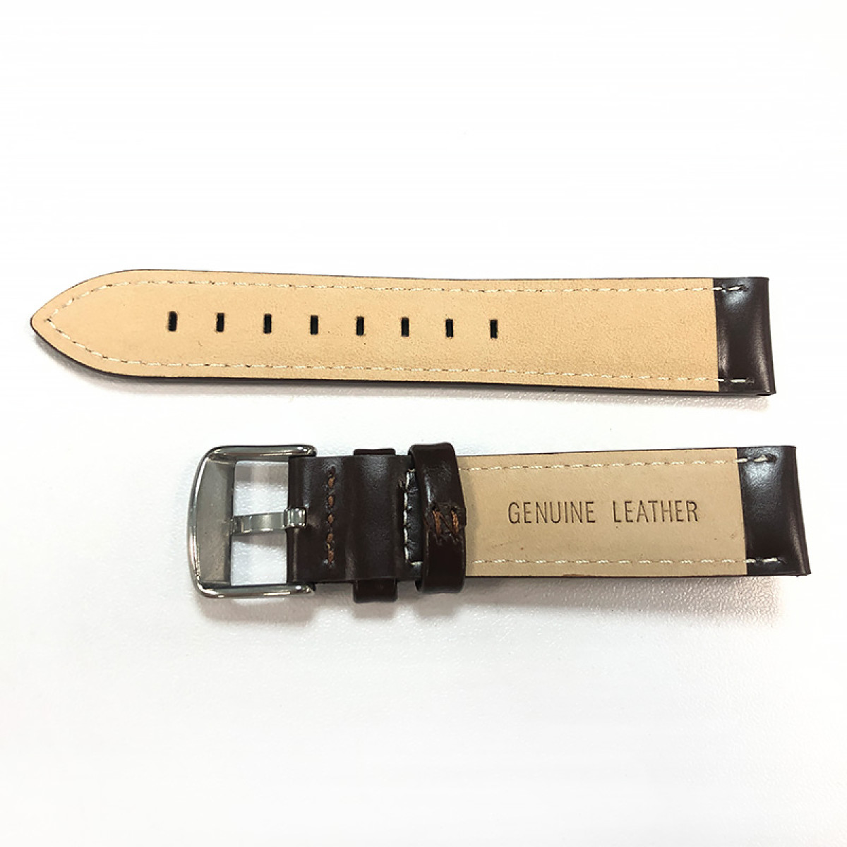 Zwei dunkelbraune Leder-Uhrenarmbänder auf weißem Untergrund. Ein Armband hat Löcher, das andere eine Schnalle. Die Worte 'GENUINE LEATHER' sind sichtbar.