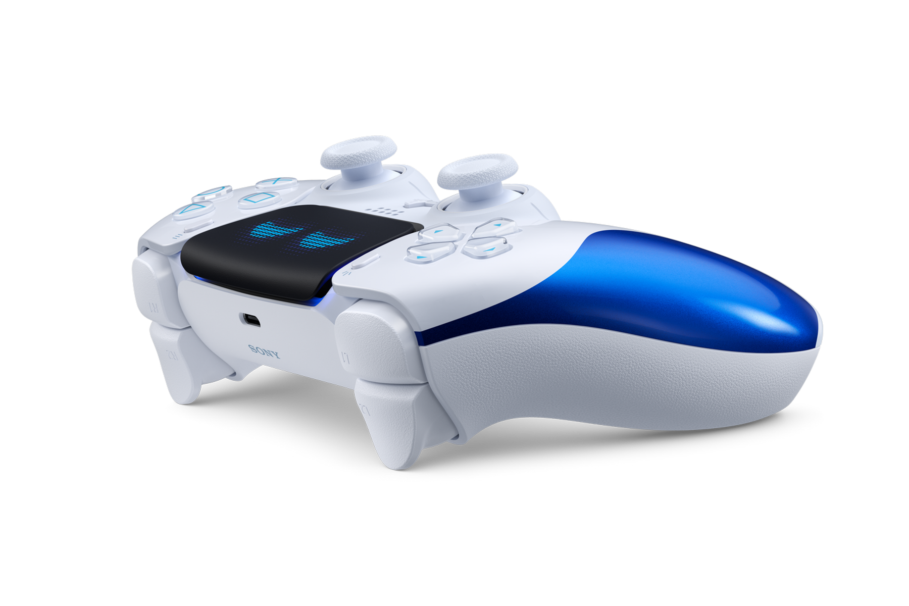 Un mando blanco y azul de PlayStation 5. Tiene botones, joysticks y un panel táctil. Se ve el logotipo de Sony.