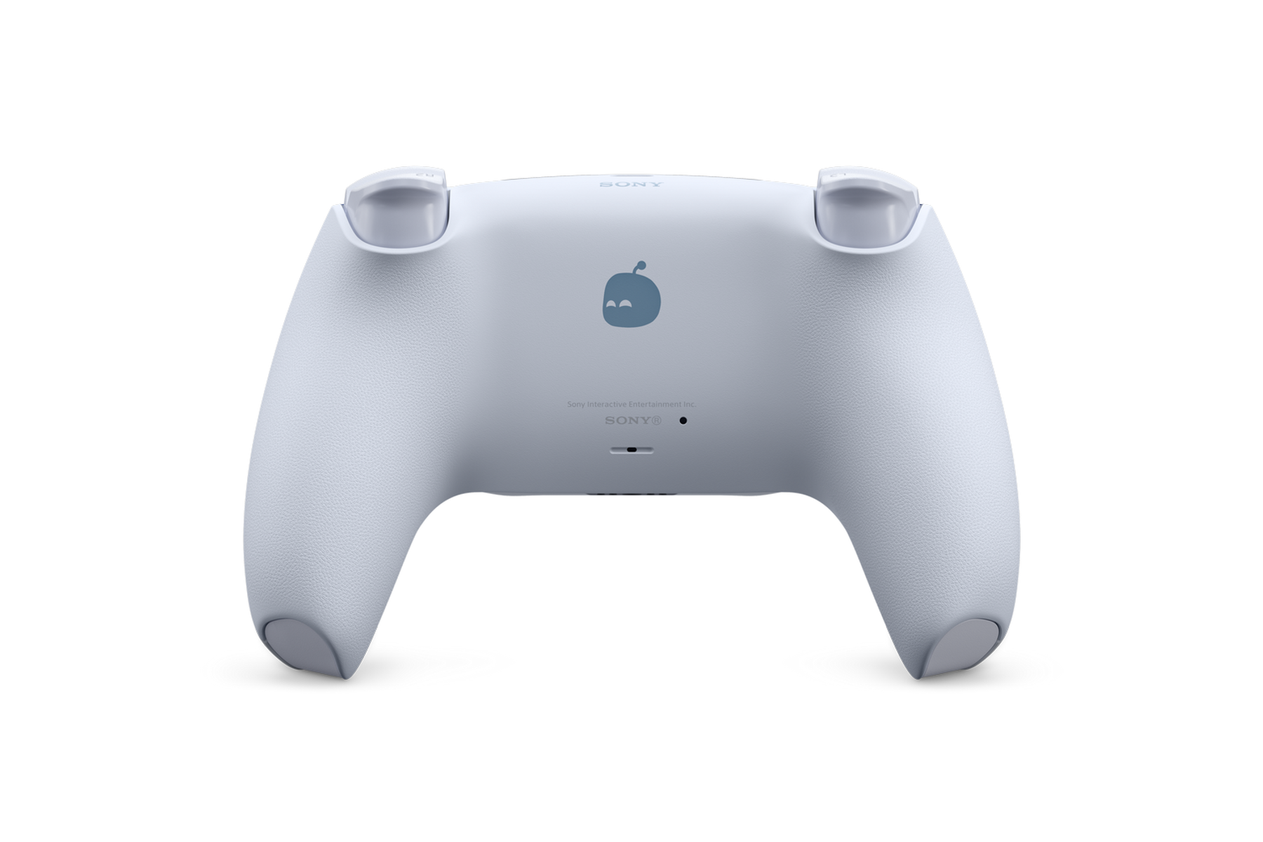 Vista trasera de un mando blanco de PlayStation 5, con fondo negro. Presenta el logotipo de Sony y un icono azul parecido a una manzana.