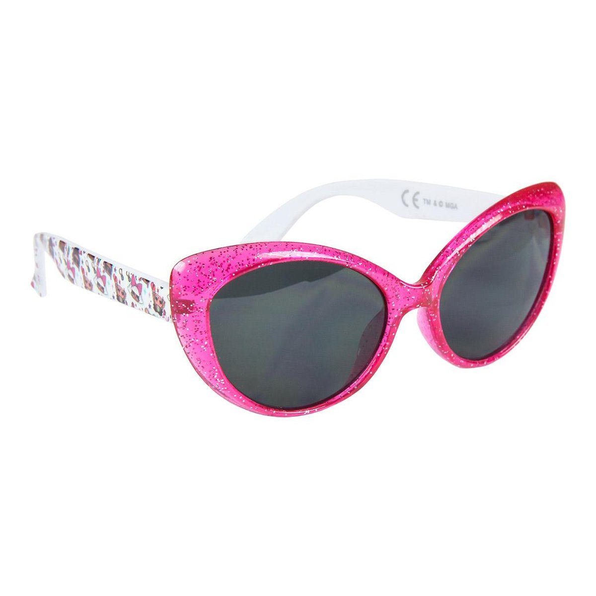 Gafas de sol rosas con purpurina y forma de ojo de gato con patillas blancas. Lentes oscuras. Una patilla con estampado colorido. Fondo blanco.