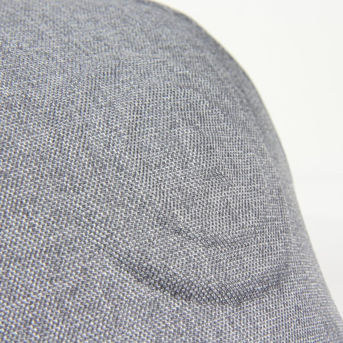 Primer plano de tela gris. El material tiene una textura tejida con sutiles variaciones tonales. El fondo es blanco liso.