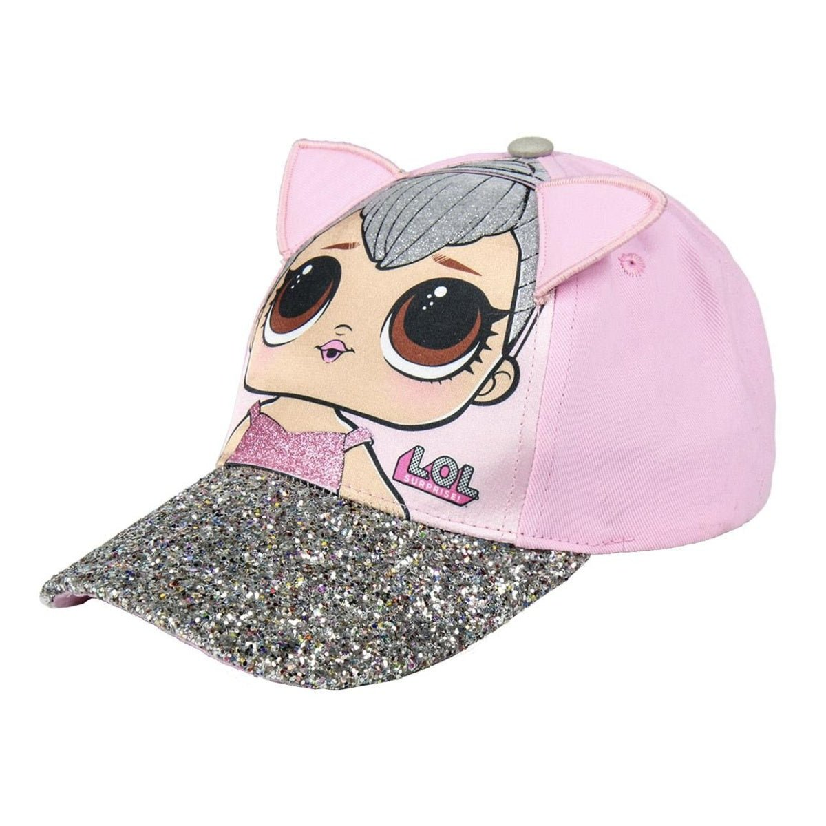 Gorra rosa de muñeca LOL con visera brillante y cara de muñeca. Cabello gris, ojos grandes y orejas de gato. Fondo blanco.