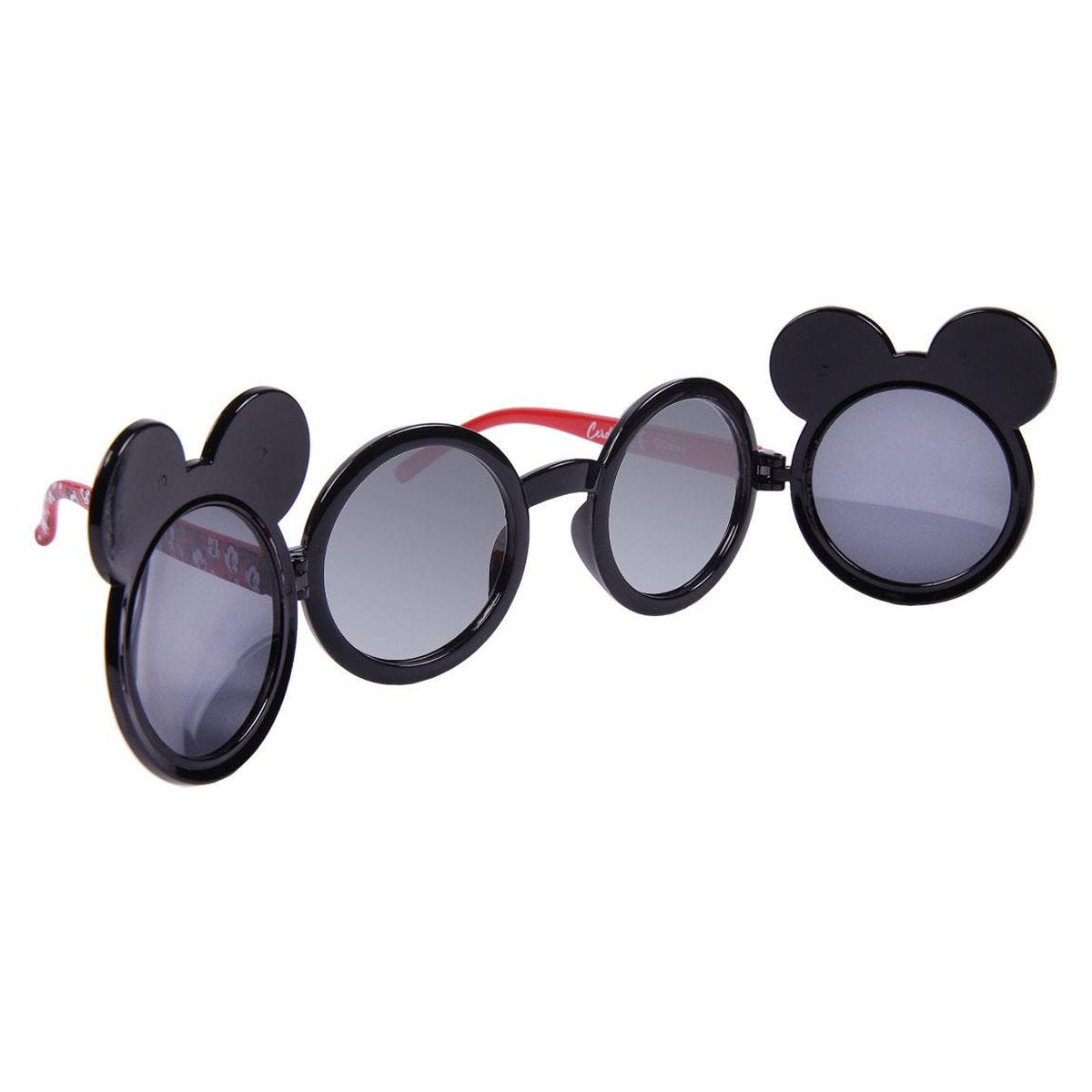 Gafas de sol de Mickey Mouse sobre fondo blanco. Monturas negras con lentes redondas. Patillas rojas y orejas negras de Mickey en los lados.