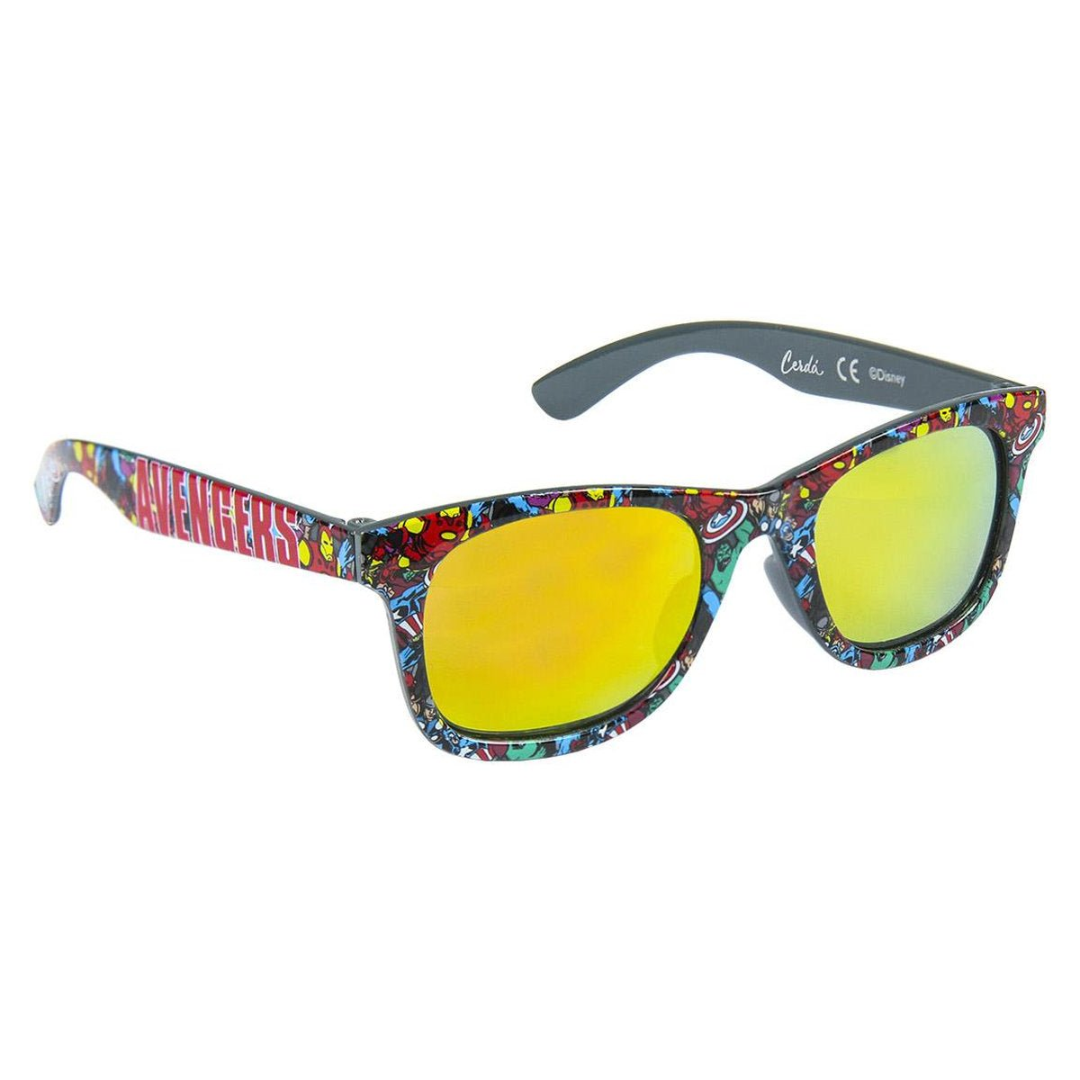 Gafas de sol con lentes amarillas. Las monturas están decoradas con personajes de los Vengadores. La patilla derecha tiene la palabra 'AVENGERS'.