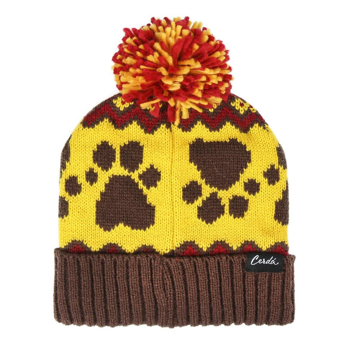 Un gorro amarillo con huellas de patas marrones, un pompón rojo y amarillo y un borde acanalado marrón. Se ve la marca 'Cerdá'.