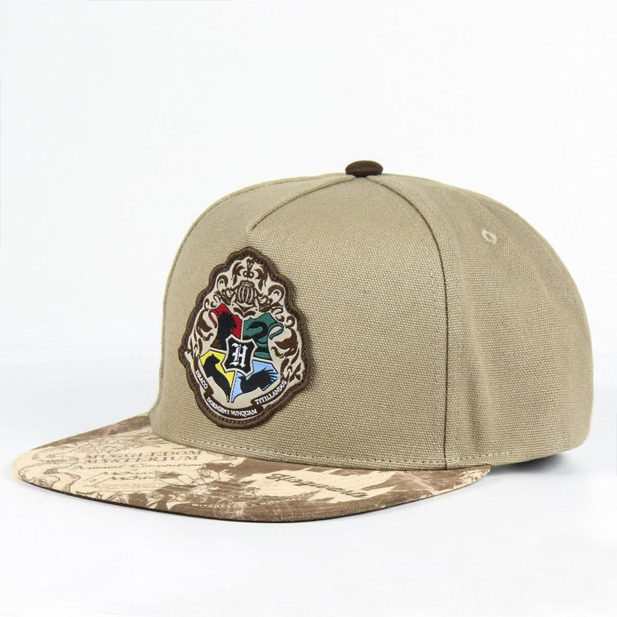Gorra de béisbol color canela con escudo de Hogwarts. La visera tiene un diseño de mapa. La gorra está sobre un fondo blanco.