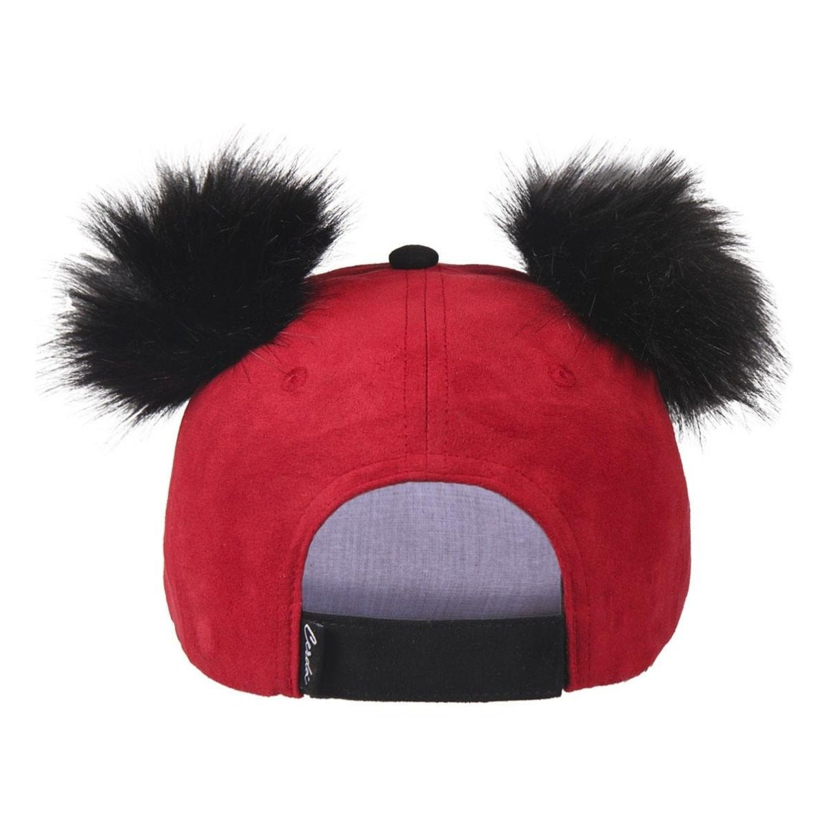 Una gorra de béisbol roja con orejas negras y esponjosas en la parte superior. Tiene una correa negra en la parte trasera y está sobre un fondo blanco.