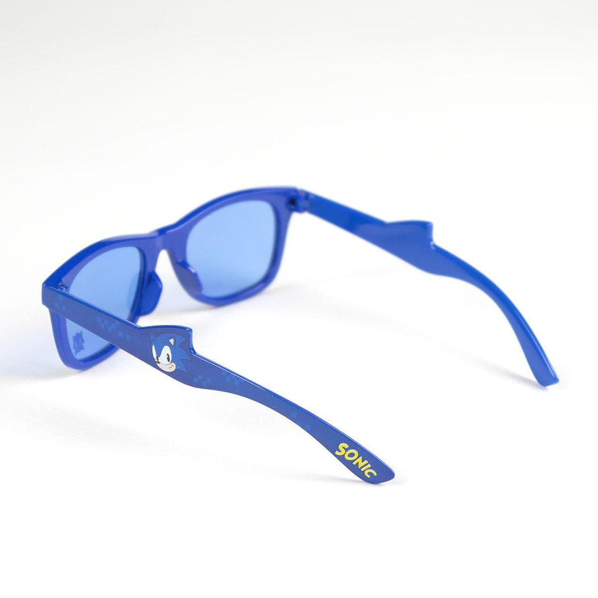 Gafas de sol azules de Sonic sobre fondo blanco. Las gafas tienen montura y cristales azules, con el logo de Sonic en una patilla.