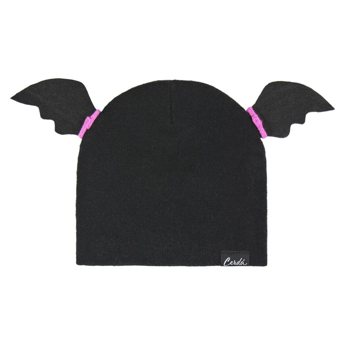 Un gorro negro con alas de murciélago. Las alas son de fieltro negro y los puntos de fijación son rosas. La etiqueta 'Cerda' es visible.