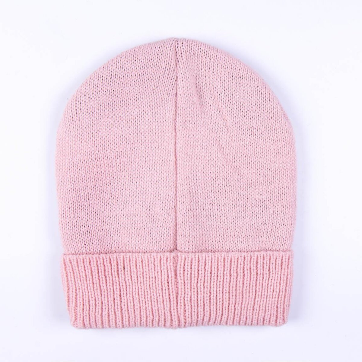 Un gorro rosa claro sobre un fondo blanco. El gorro está tejido y tiene un borde doblado.