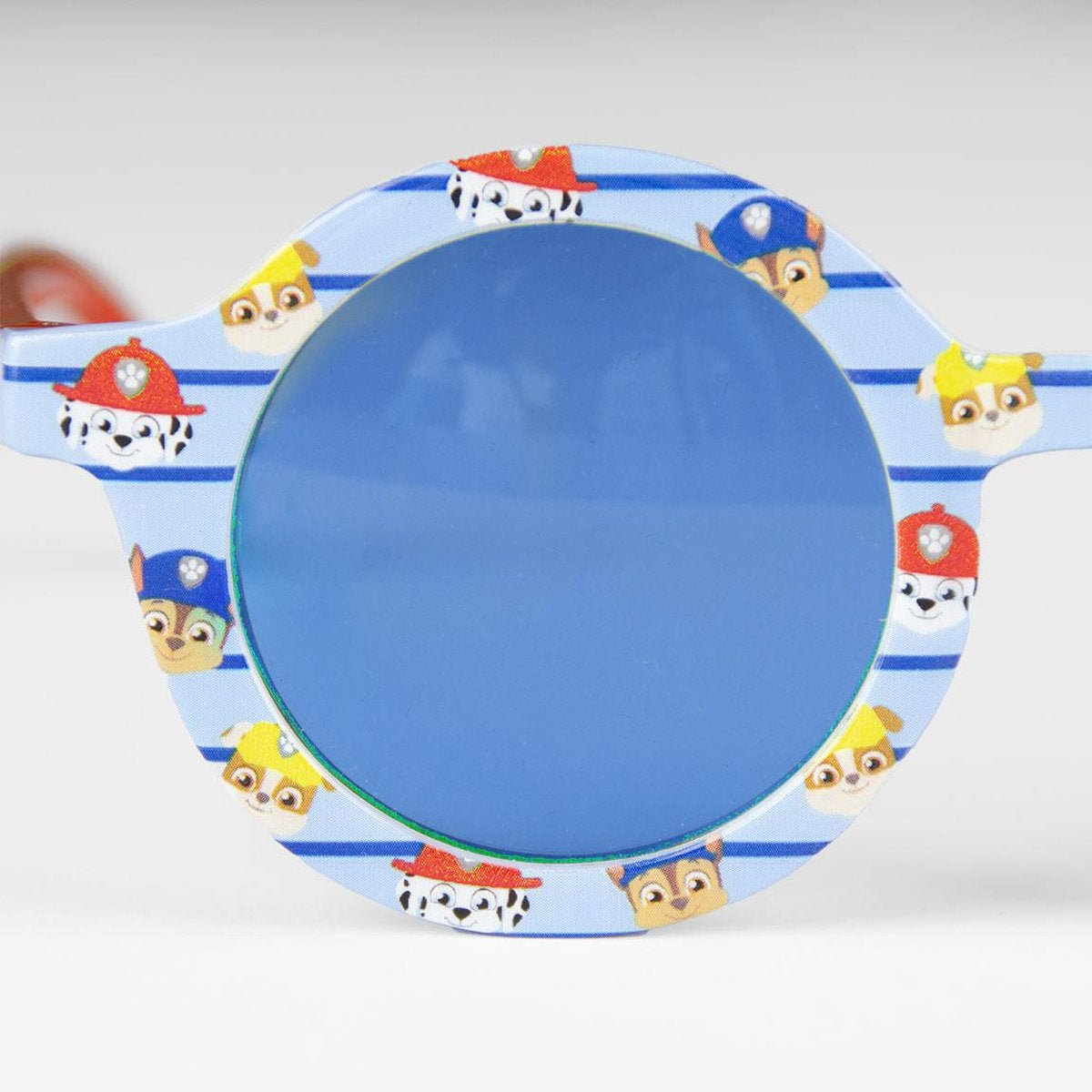 Gafas de sol azules de la Patrulla Canina. Las monturas tienen personajes de la Patrulla Canina y lentes azules.