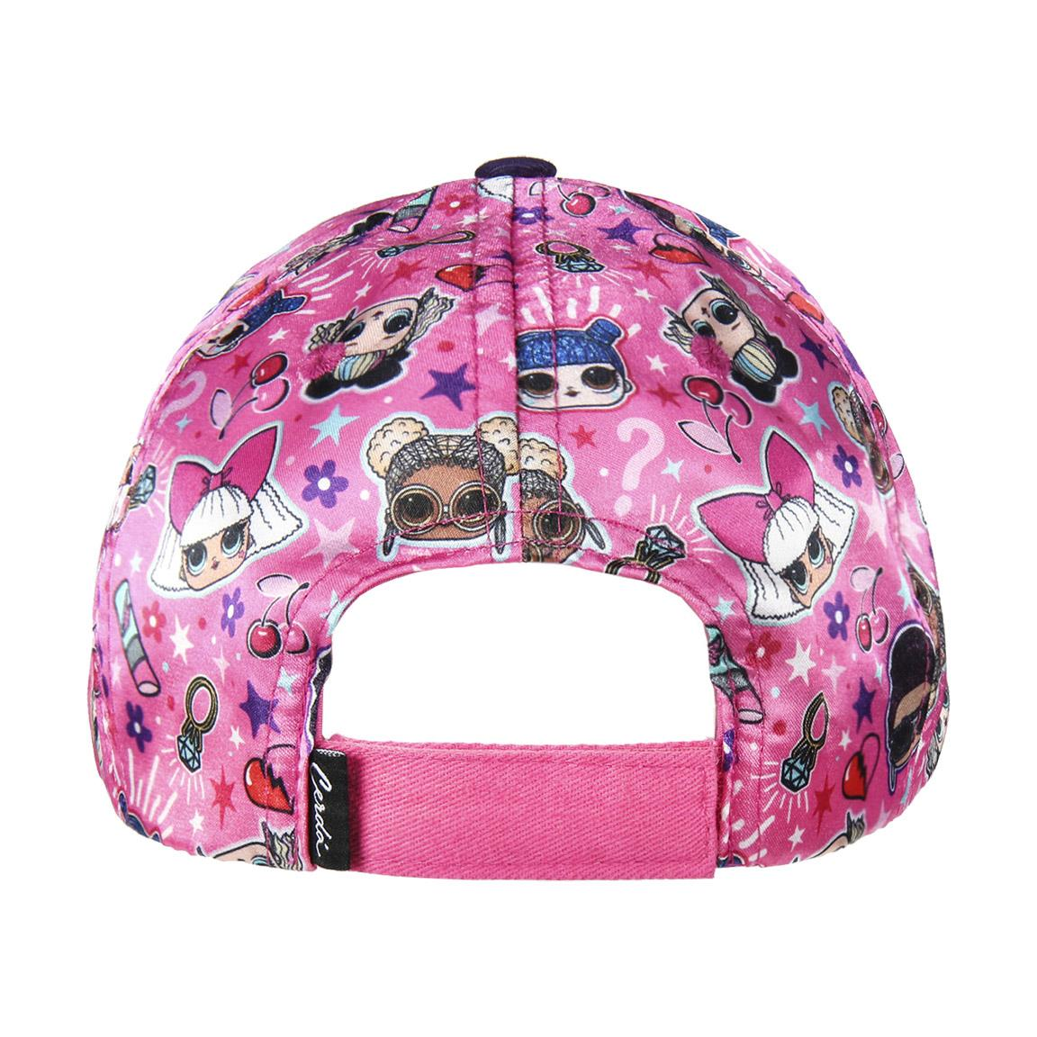 Gorra de béisbol rosa con muñecas LOL e iconos. Tiene una visera rosa y un botón morado en la parte superior.