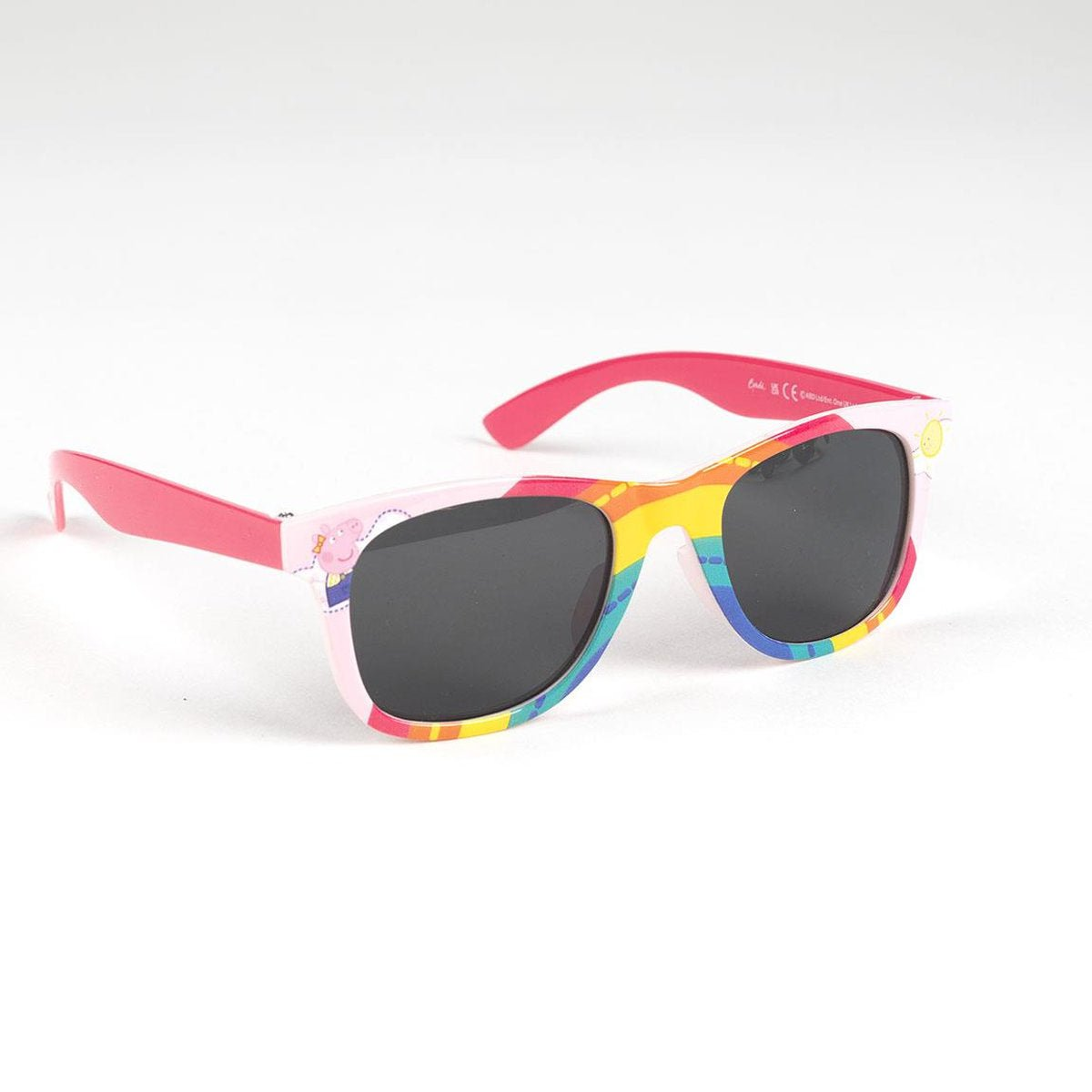 Gafas de sol con montura y patillas rosas, diseño de arcoíris en los bordes y lentes oscuras. Cuenta con un personaje de dibujos animados en el lateral.