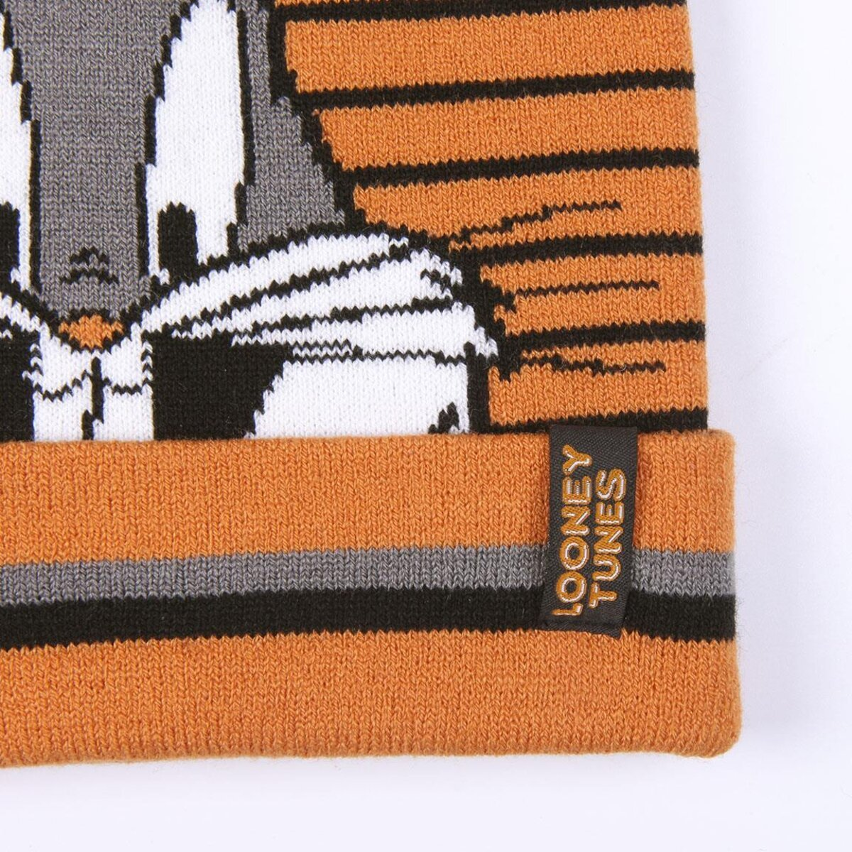 Primer plano de un gorro de Looney Tunes. Muestra la cara de Bugs Bunny y las palabras 'Looney Tunes'. El gorro es naranja, gris, negro y blanco.
