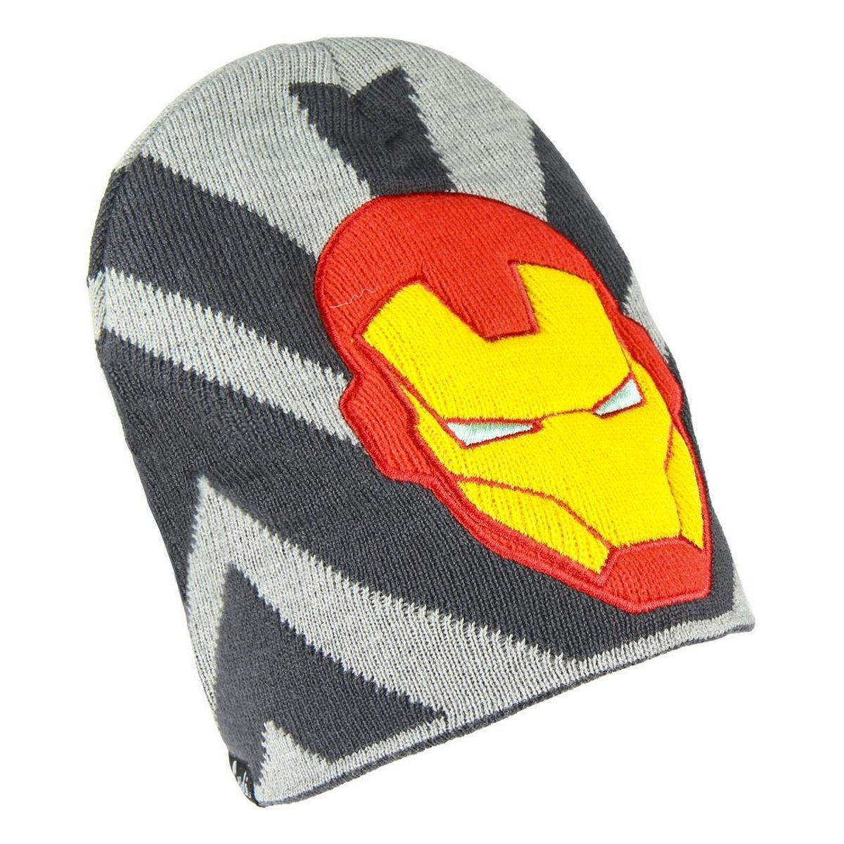 Un gorro de punto con un patrón de zig-zag gris y negro. Tiene una máscara de Iron Man bordada en rojo, amarillo y blanco.