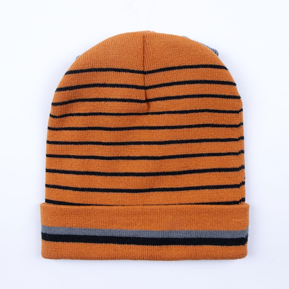 Un gorro naranja con rayas horizontales negras y un borde gris. El fondo es blanco liso.