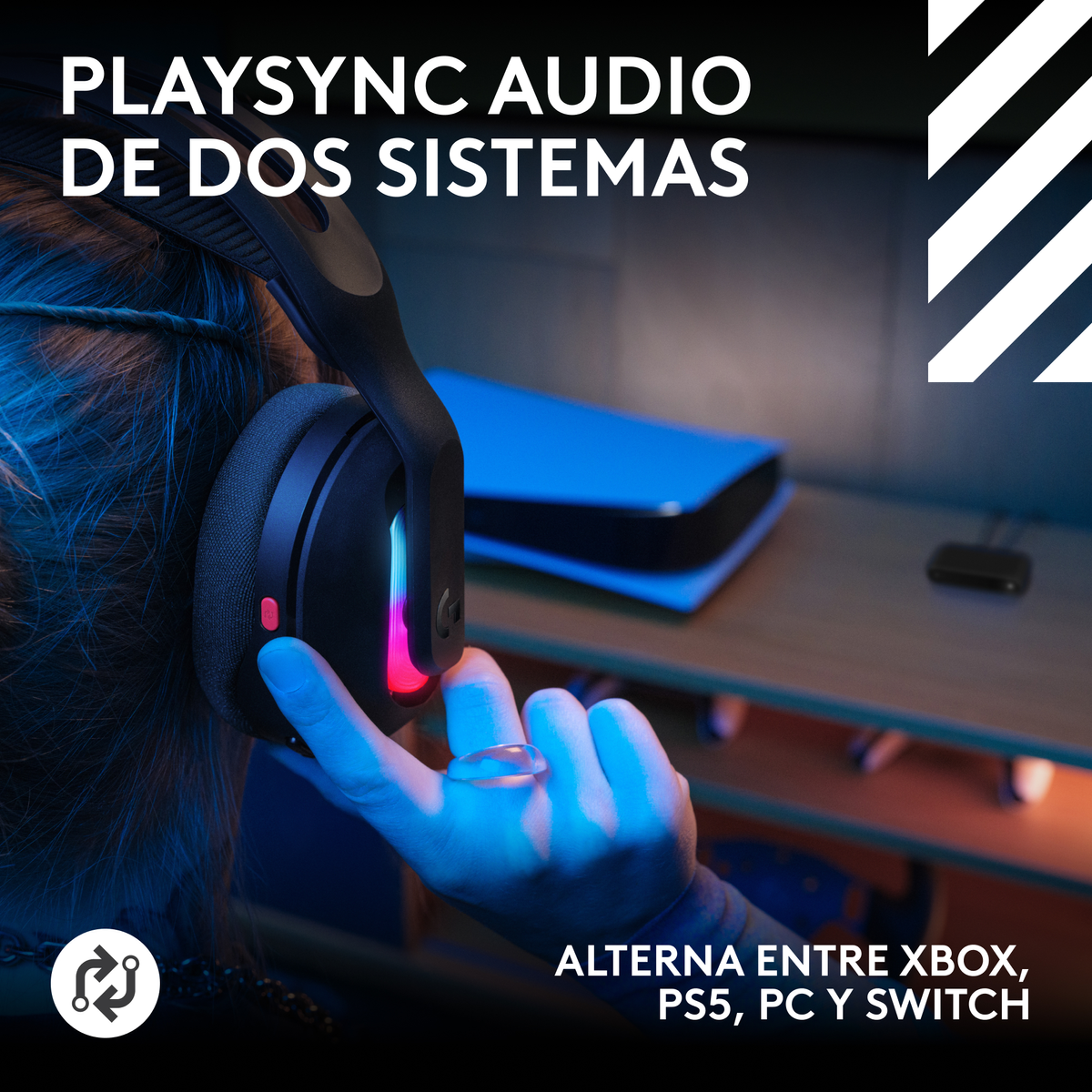 Una persona indossa un'auricolare nera con luci colorate. Una mano con un anello punta verso l'auricolare. Testo: Playsync Audio.