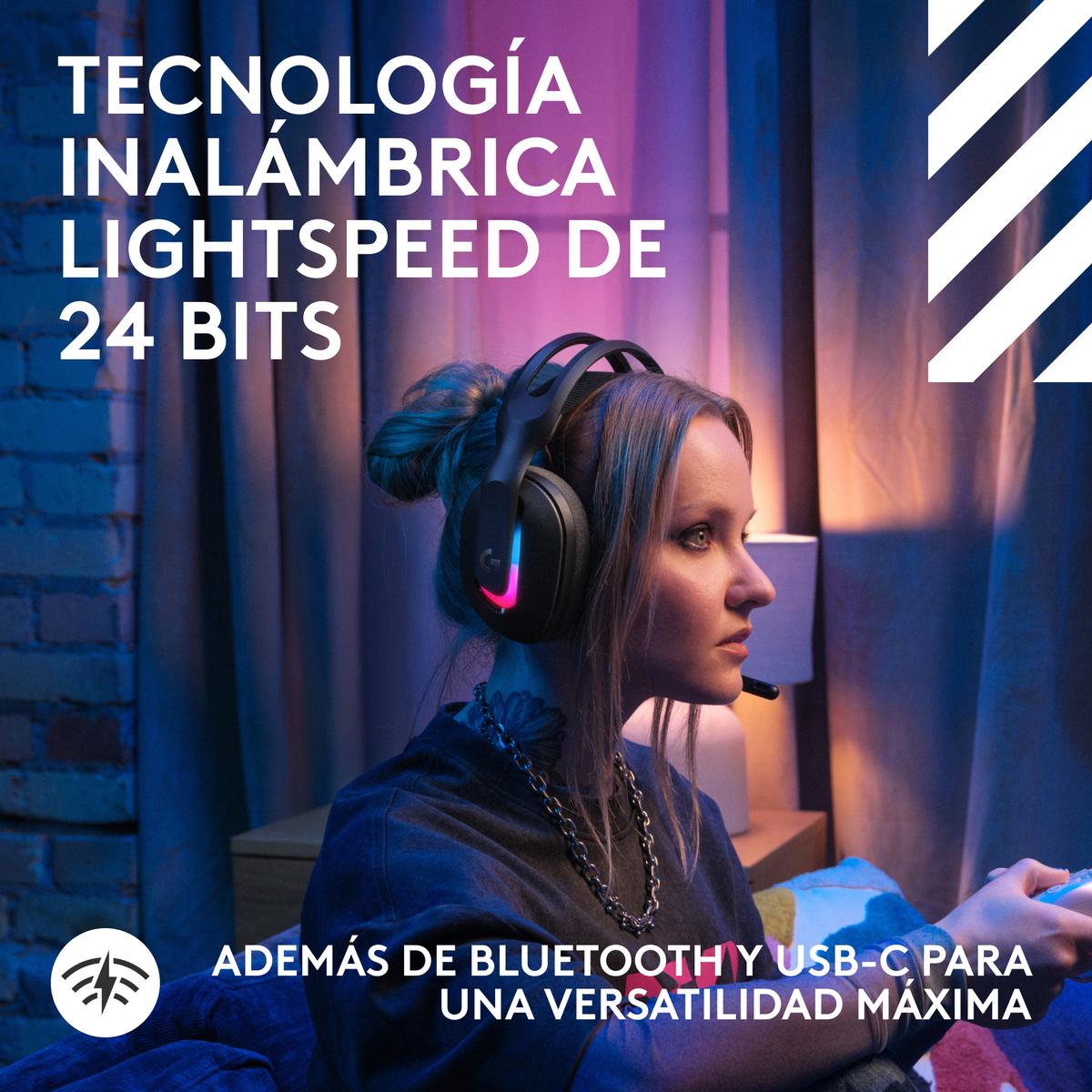 Una donna con le cuffie, tiene un controller. Testo: Tecnologia wireless, Lightspeed, 24 bit. Bluetooth e USB-C per versatilità.