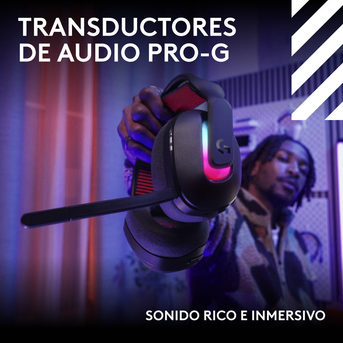 Una persona tiene in mano un'auricolare da gioco nera con dettagli rossi. Il testo dice 'Transductores de Audio Pro-G' e 'Sonido rico e inmersivo'.