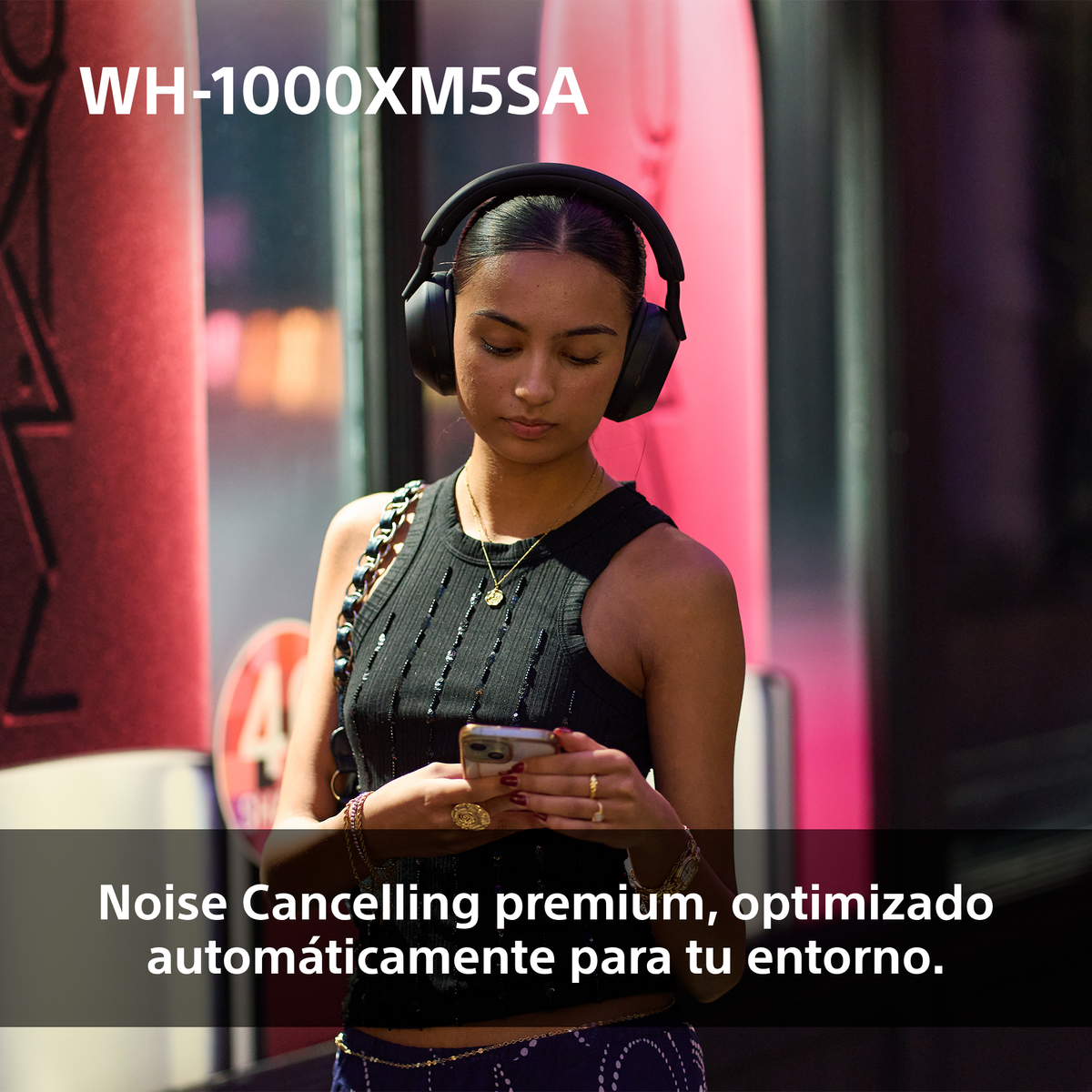 Une femme portant un casque et regardant son téléphone. En haut : WH-1000XM5SA. En bas : Noise Cancelling premium.