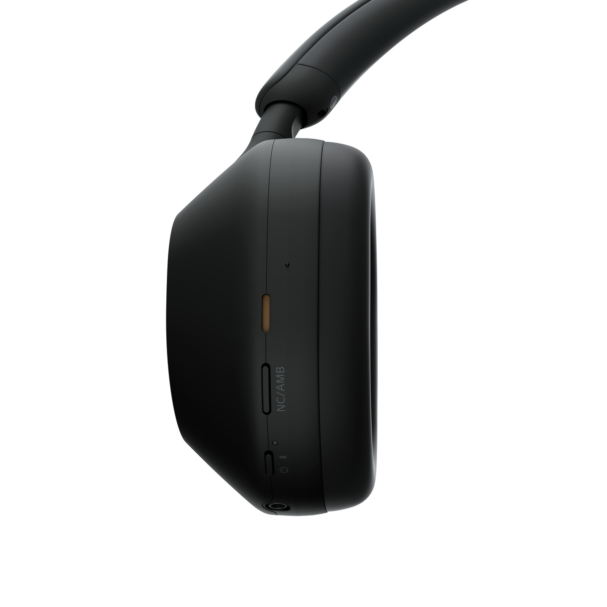 Vue latérale rapprochée d'un casque noir. Le casque a une couleur sombre avec des boutons et des ports visibles.