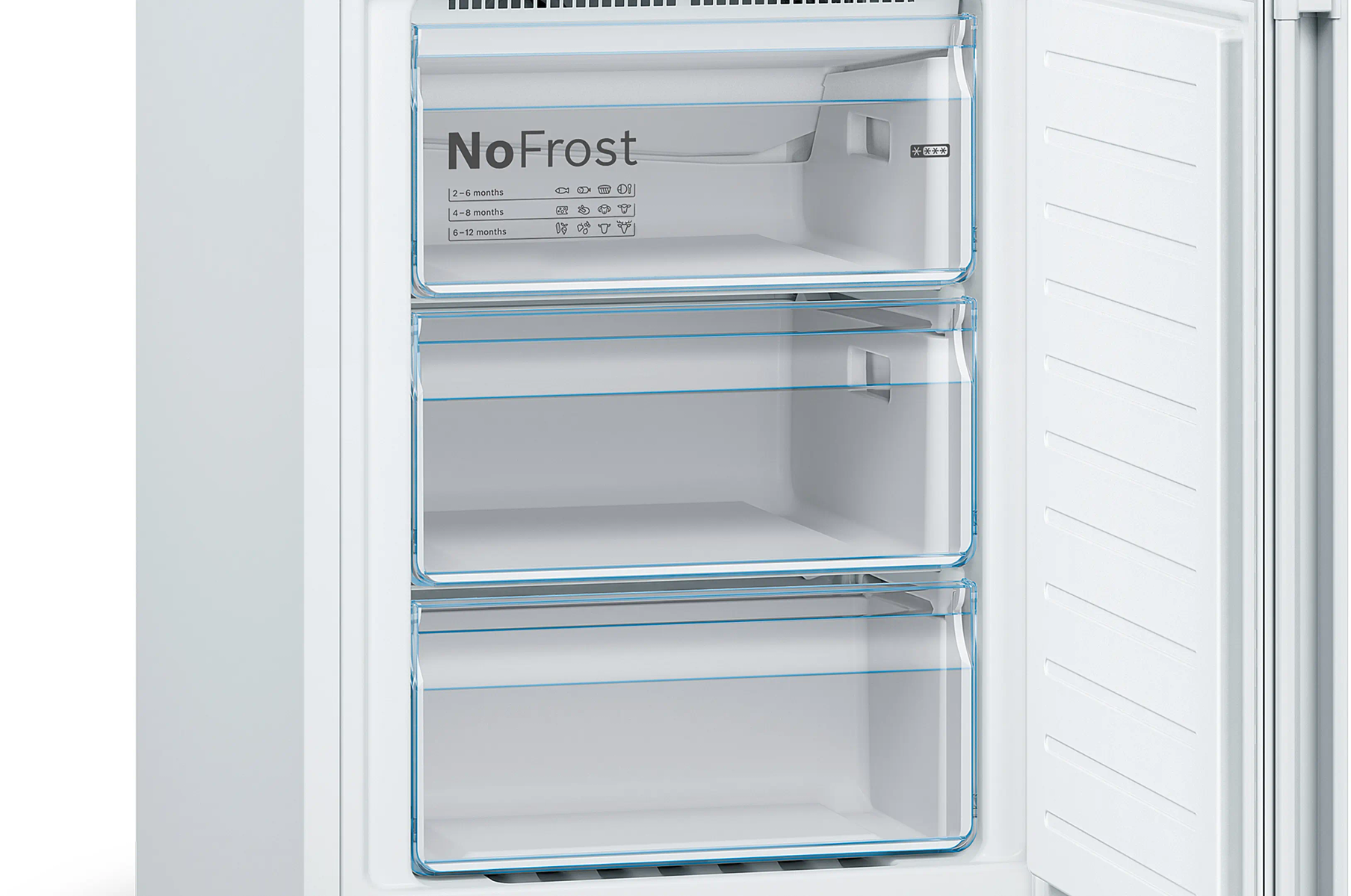 Un congelatore bianco aperto con tre cassetti trasparenti. Il cassetto superiore ha un'etichetta 'NoFrost'. La porta è aperta.