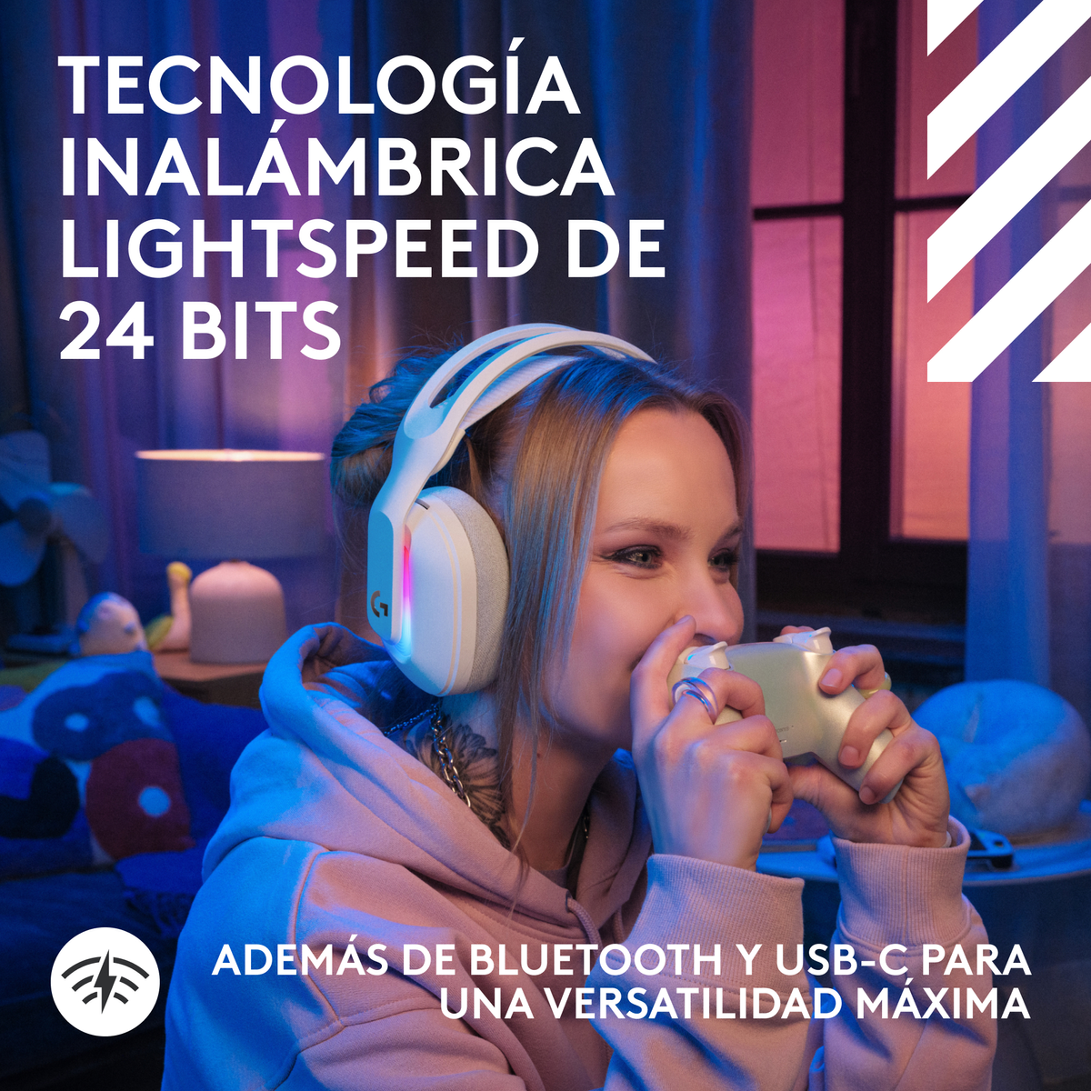 Una donna con cuffie, tiene un controller. Il testo dice 'Lightspeed' e 'Bluetooth'. I colori rosa e bianco dominano la scena.