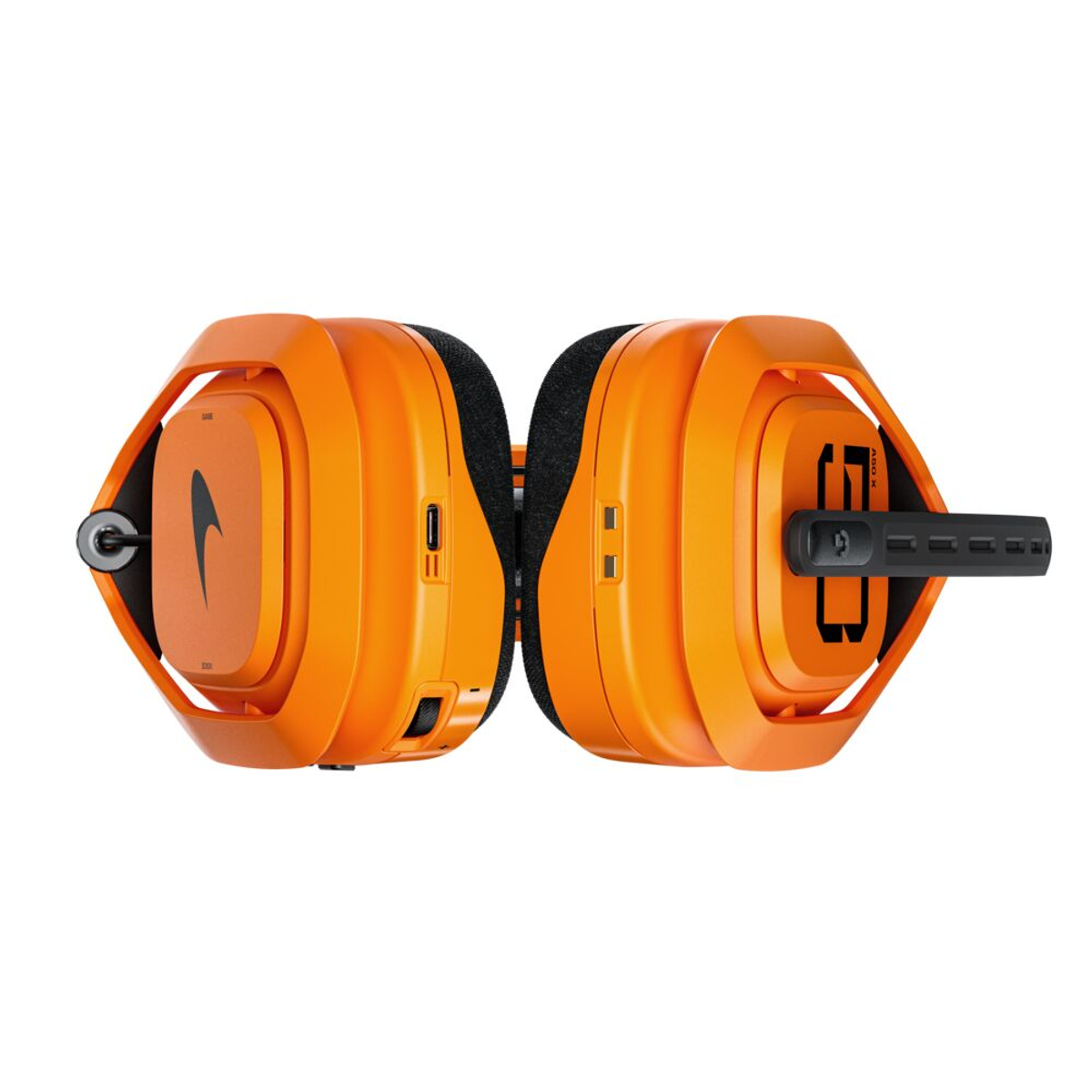 Para pomarańczowo-czarnych słuchawek. Każdy nausznik ma logo. Pałąk jest czarny, a tło białe.