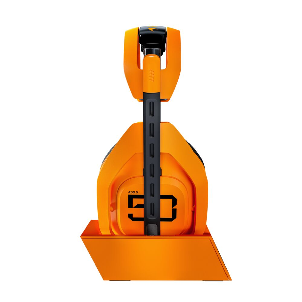 Pomarańczowo-czarny zestaw słuchawkowy do gier. Ma nauszniki i pałąk. Spoczywa na pomarańczowej podstawce. Tło jest białe.