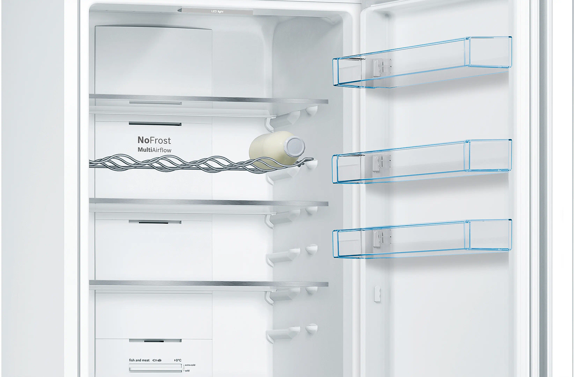 Interno di frigorifero bianco aperto con ripiani e bottiglia. Scomparti blu sul lato porta.