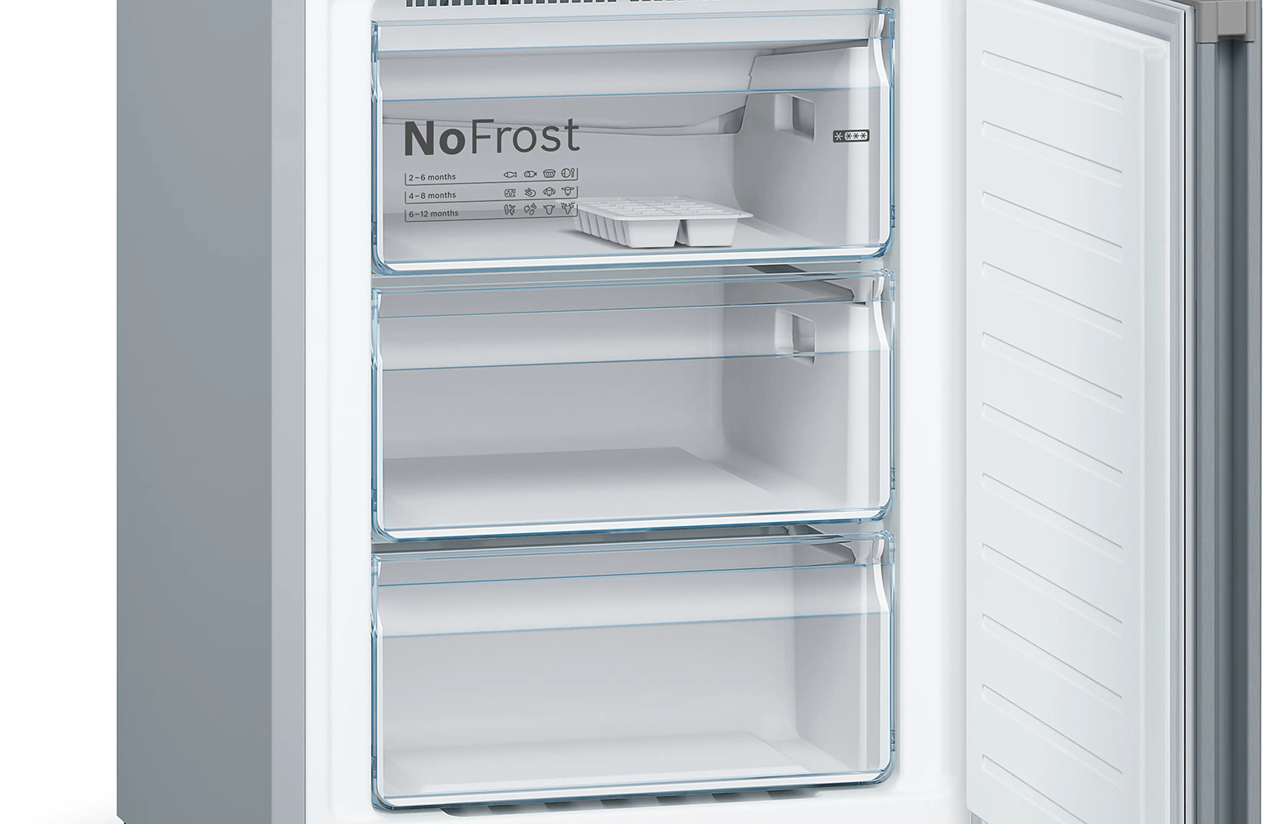 Frigorifero aperto con tre cassetti trasparenti. Il cassetto superiore ha un vassoio per cubetti di ghiaccio. Etichetta NoFrost visibile. Porta aperta.