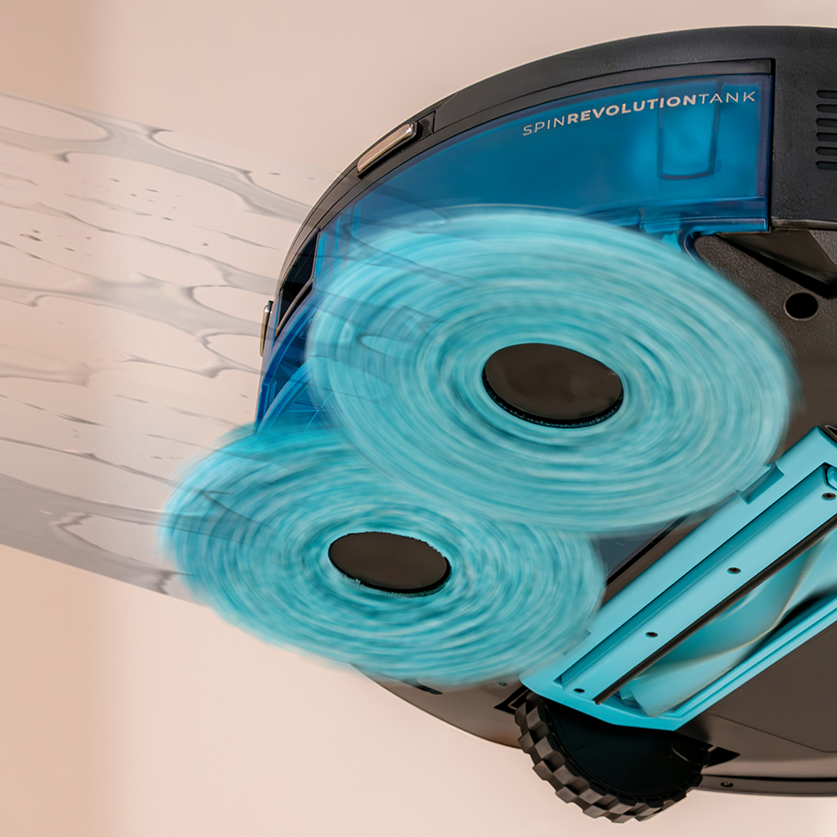 Aspirapolvere robot con panni di pulizia blu rotanti. Il dispositivo è nero e blu, su sfondo chiaro con motivi simili all'acqua.