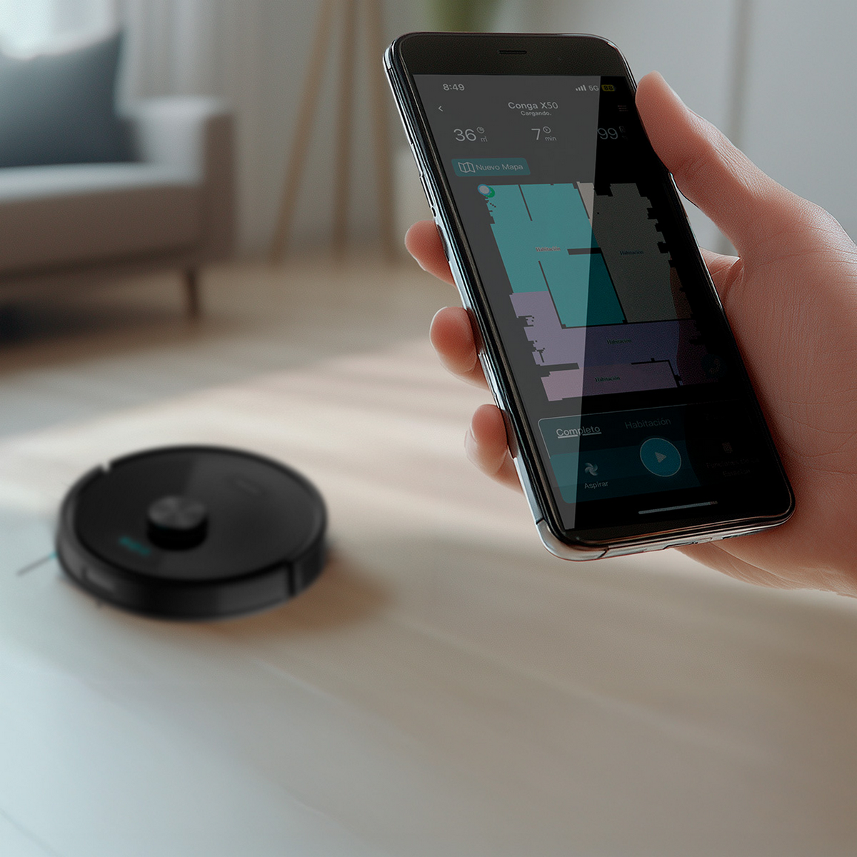Una mano tiene un telefono che mostra una mappa della stanza. Un aspirapolvere robot è a terra. Lo schermo mostra lo stato della pulizia.