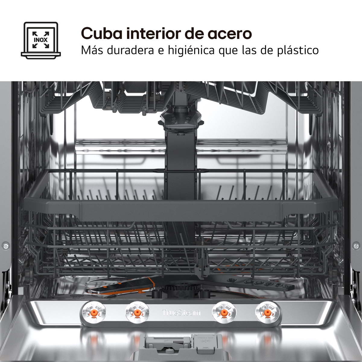 Interior de lavavajillas, mostrando el interior de acero. La puerta abierta revela rejillas, brazos rociadores y el logo TrueSteam.