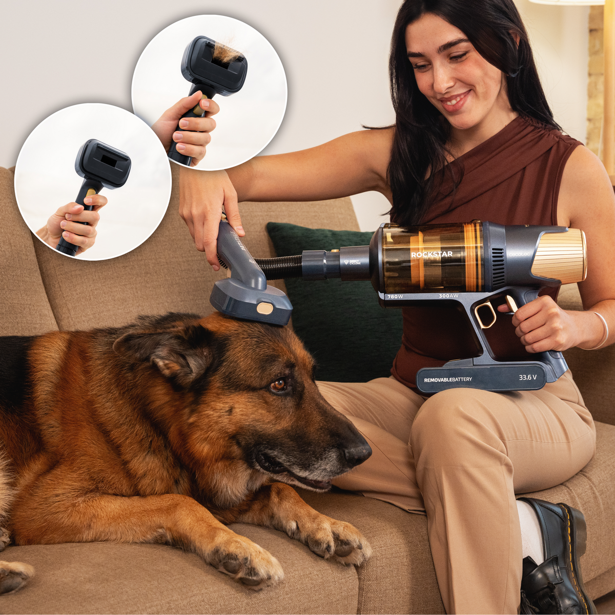 Una donna usa un accessorio per aspirapolvere per toelettare un cane. L'aspirapolvere ha un design oro e grigio. Il cane è marrone e nero.