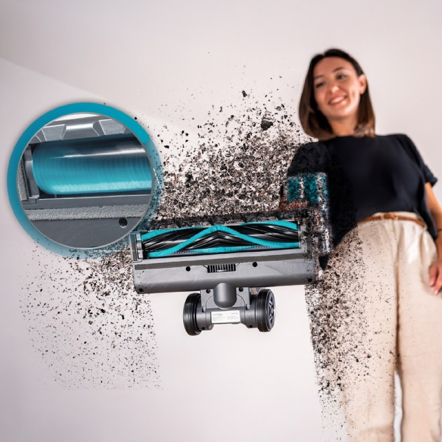 Una donna tiene un aspirapolvere, con particelle di polvere nell'aria. Primo piano della testina e un dettaglio ingrandito.