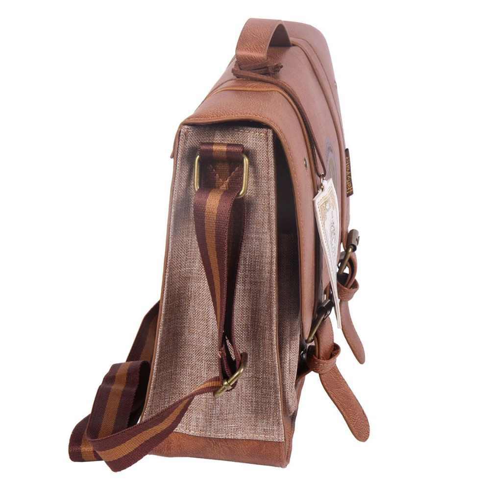 Braune Umhängetasche mit Stoff und Leder, Schulterriemen, Schnallen und einem Griff. Ein Etikett hängt an der Tasche.