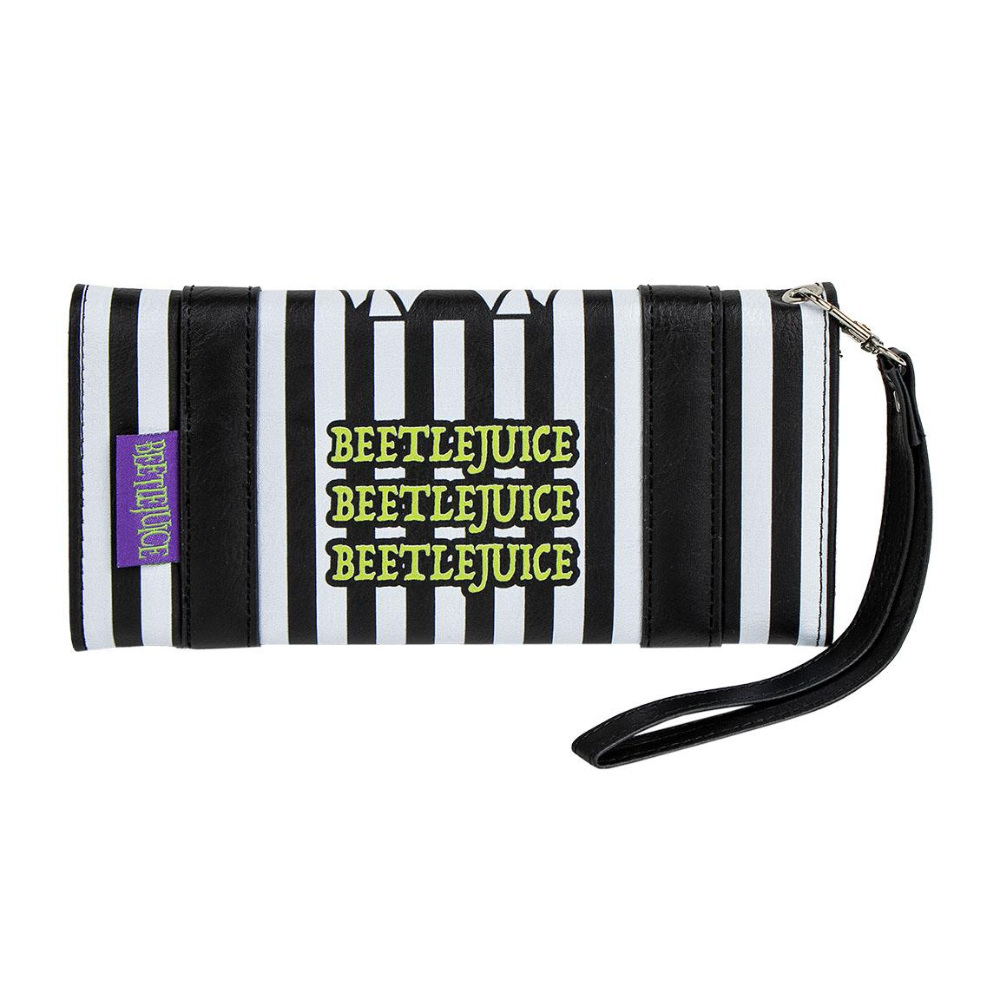 Cartera con rayas blancas y negras. Tiene la palabra Beetlejuice en letras verdes y una correa de muñeca.