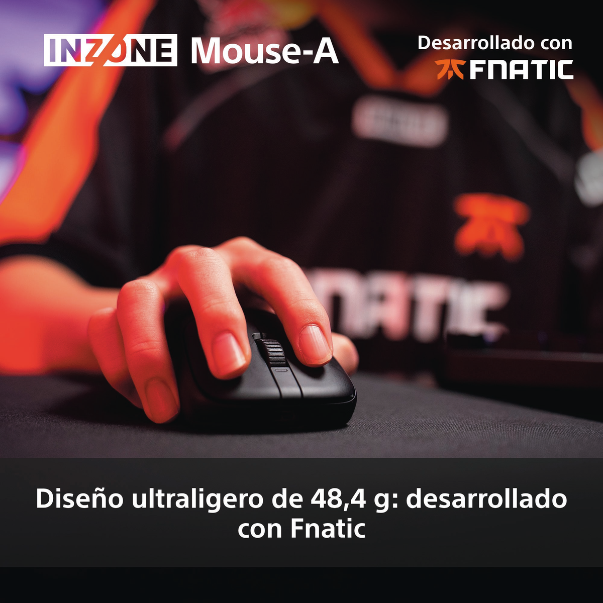 Una mano tiene un mouse nero INZONE Mouse-A. Il mouse è su una superficie scura. Testo: 'Diseño ultraligero de 48,4 g: desarrollado con Fnatic'.