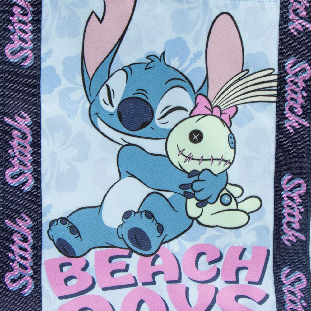 Stitch abrazando una muñeca sobre un fondo floral. Texto "Beach Boys" debajo. Texto Stitch a los lados.