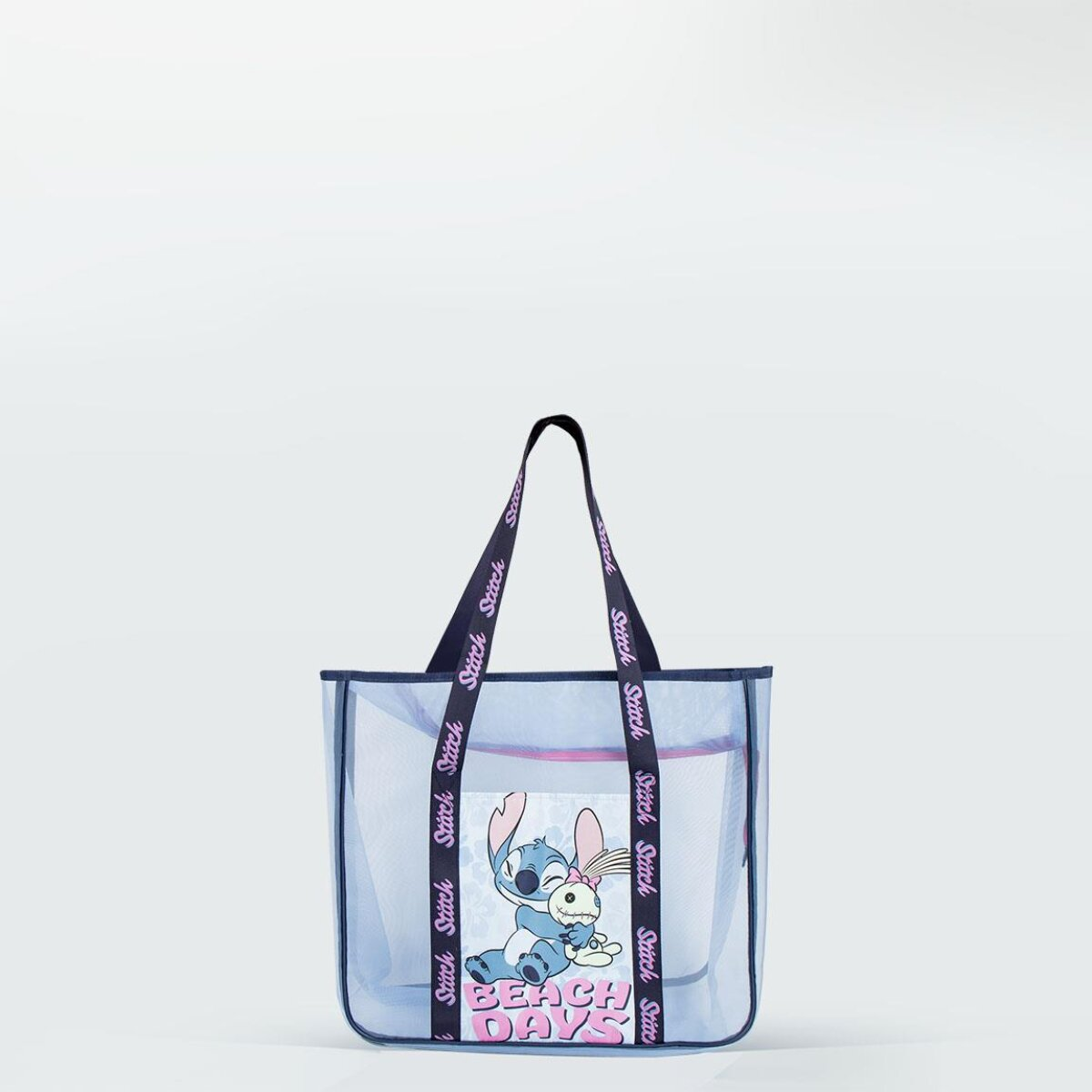 Una bolsa de mano azul con la caricatura de Stitch. La bolsa tiene una correa rosa y negra con la palabra "Stitch". El fondo es blanco.