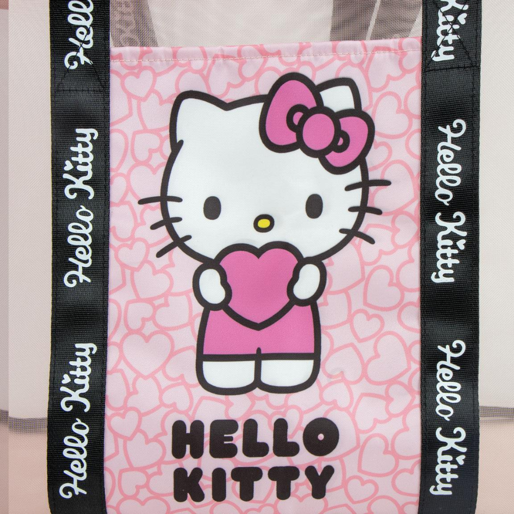 Bolso Hello Kitty. Kitty sostiene un corazón, lleva rosa. Fondo con corazones pequeños. Correas negras con 'Hello Kitty'.