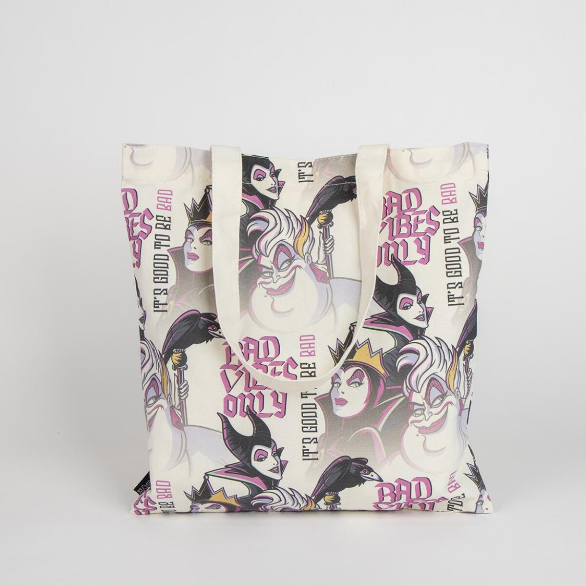 Bolso tote con estampado de villanos de Disney como Úrsula y Maléfica. La bolsa dice 'Bad Vibes Only', rodeado de 'It's good to be bad'.