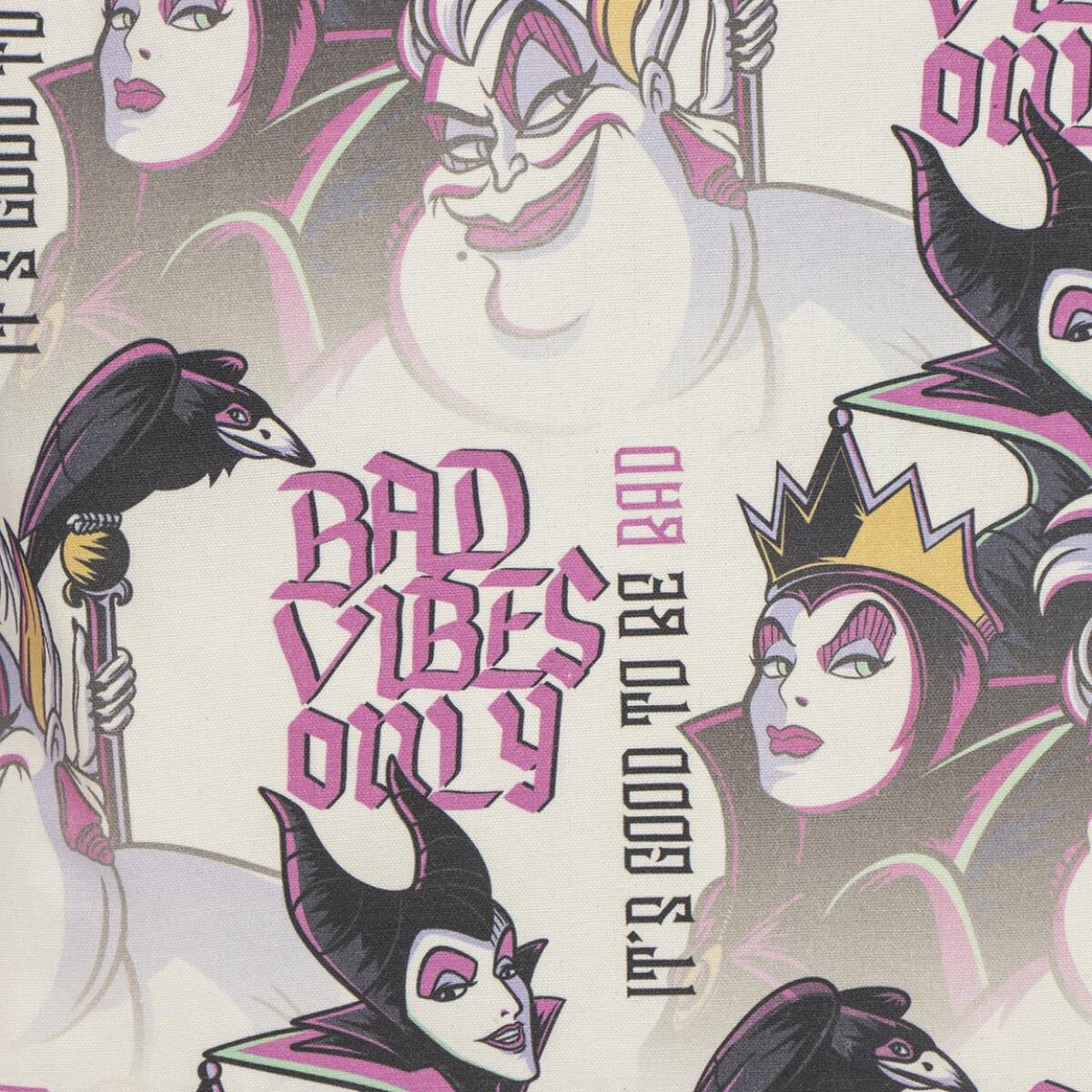 Patrón con villanos de Disney: Úrsula, Reina Malvada, Maléfica y un cuervo. El texto dice 'Bad Vibes Only' e 'It's good to be bad'.