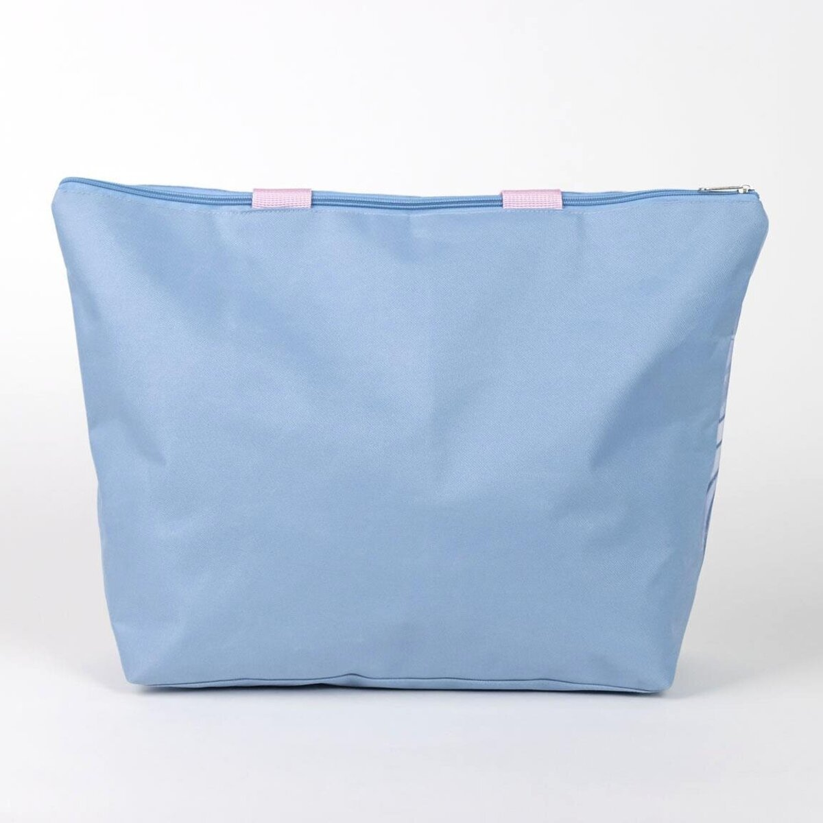 Un bolso tote azul claro sobre una superficie blanca. Tiene cremallera, asas rosas y fondo blanco. La bolsa está vacía.