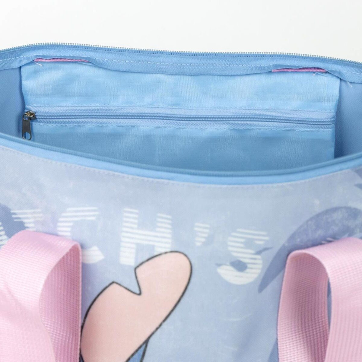 Bolso tote azul claro con asas rosas, bolsillo con cremallera y diseño de dibujos animados. El interior es azul claro.